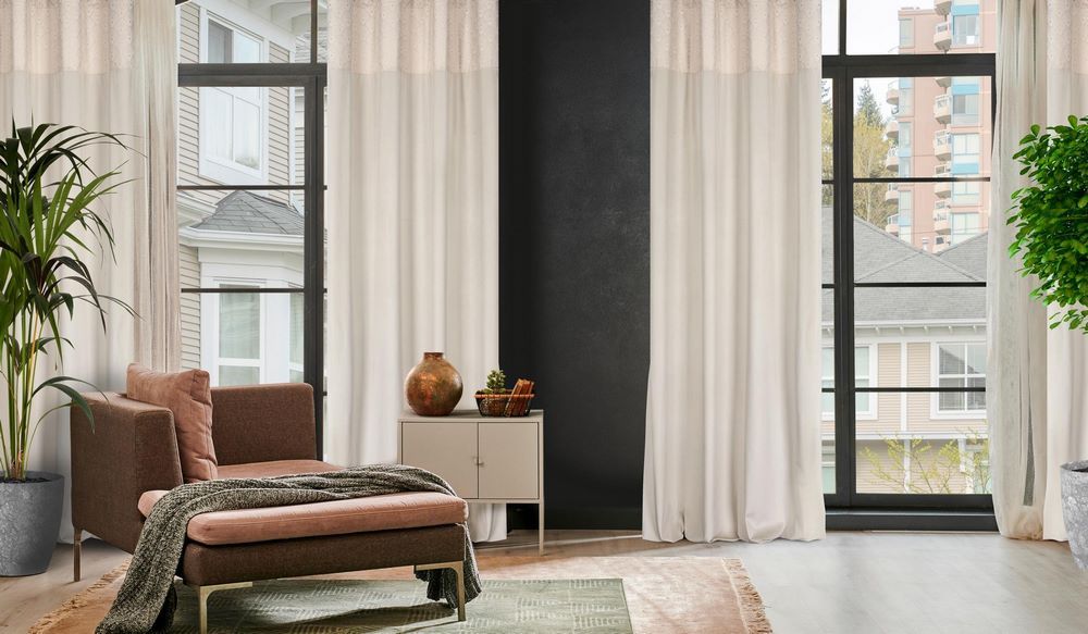 jakie zasłony do brązowych mebli