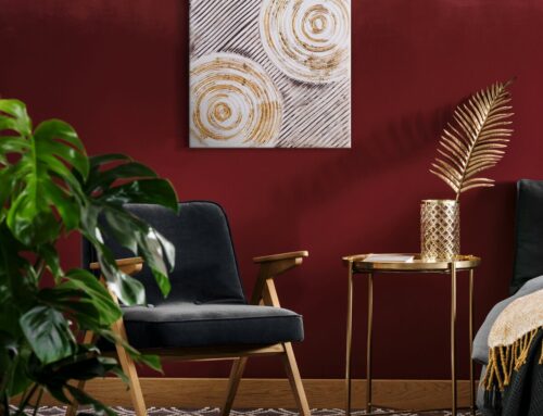 Jak rozjaśnić salon z ciemnymi meblami?