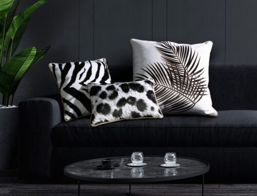 Dobieramy dodatki do czarnej kanapy w salonie