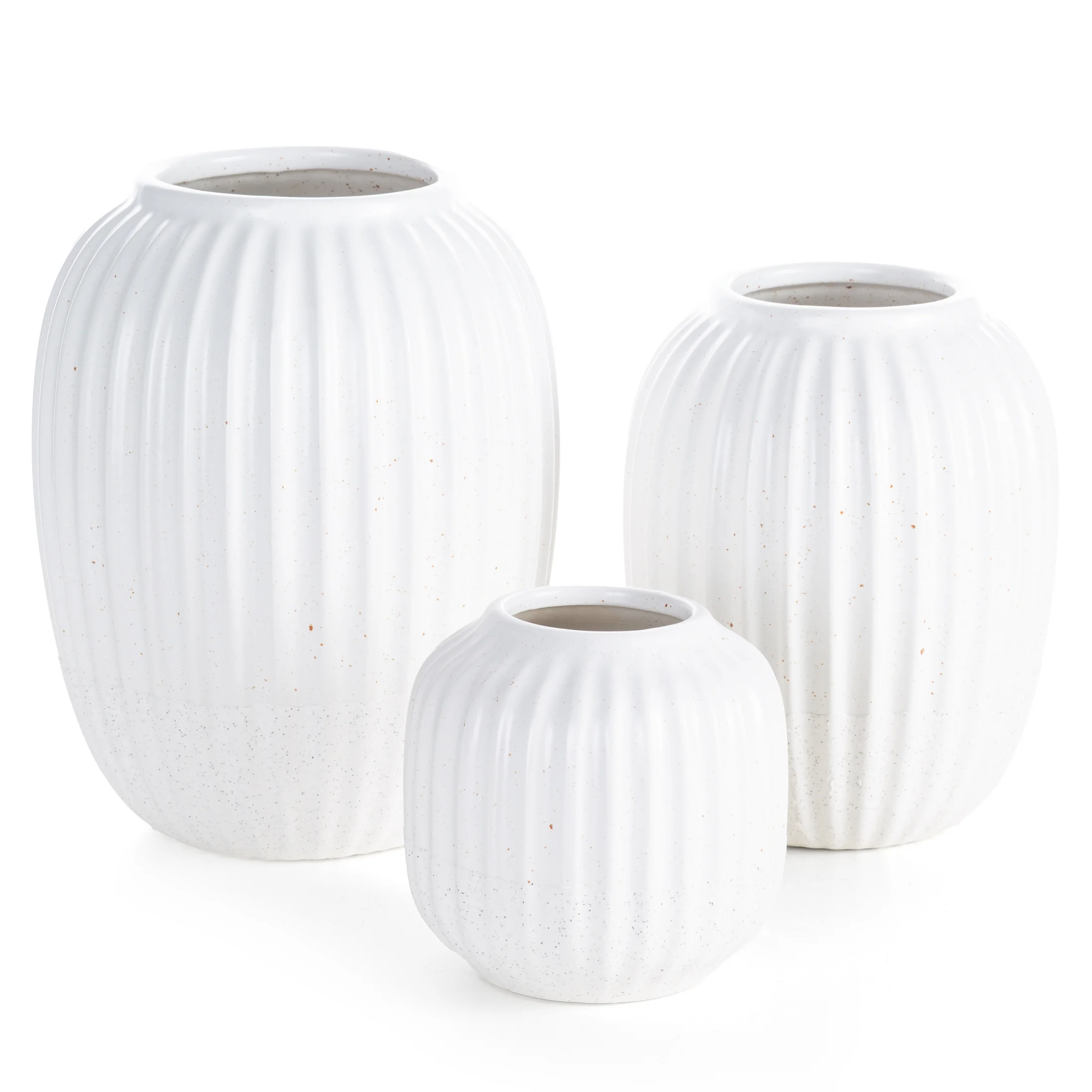 Wazon dekoracyjny biały zdobiony tłoczonym wzorem prążków 17x21 cm KAJLA