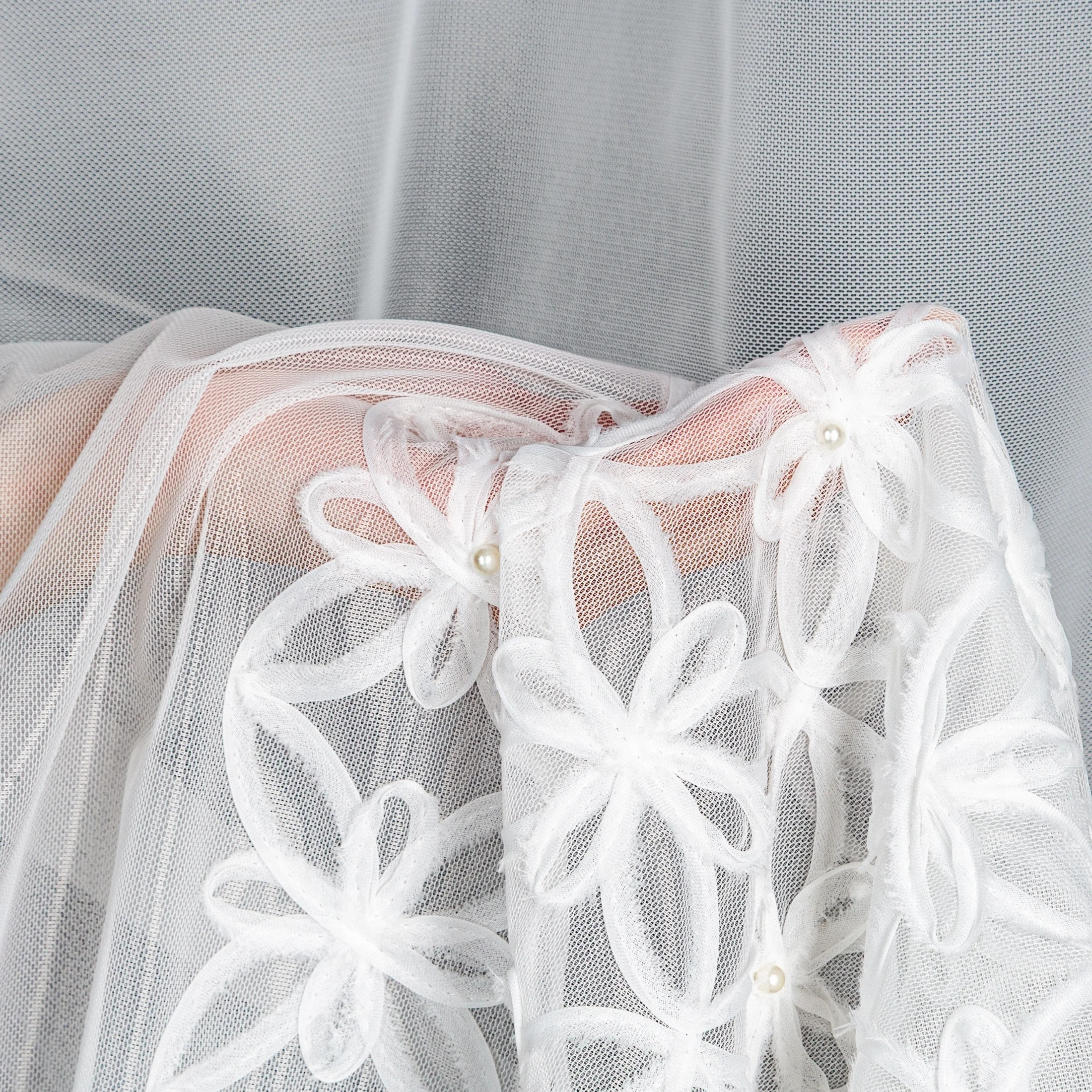 Dekoracja okienna biała z gładkiej tkaniny zdobiona pasem aplikacji w kwiaty 140x250 cm przelotka LIWIA EVA MINGE Eurofirany