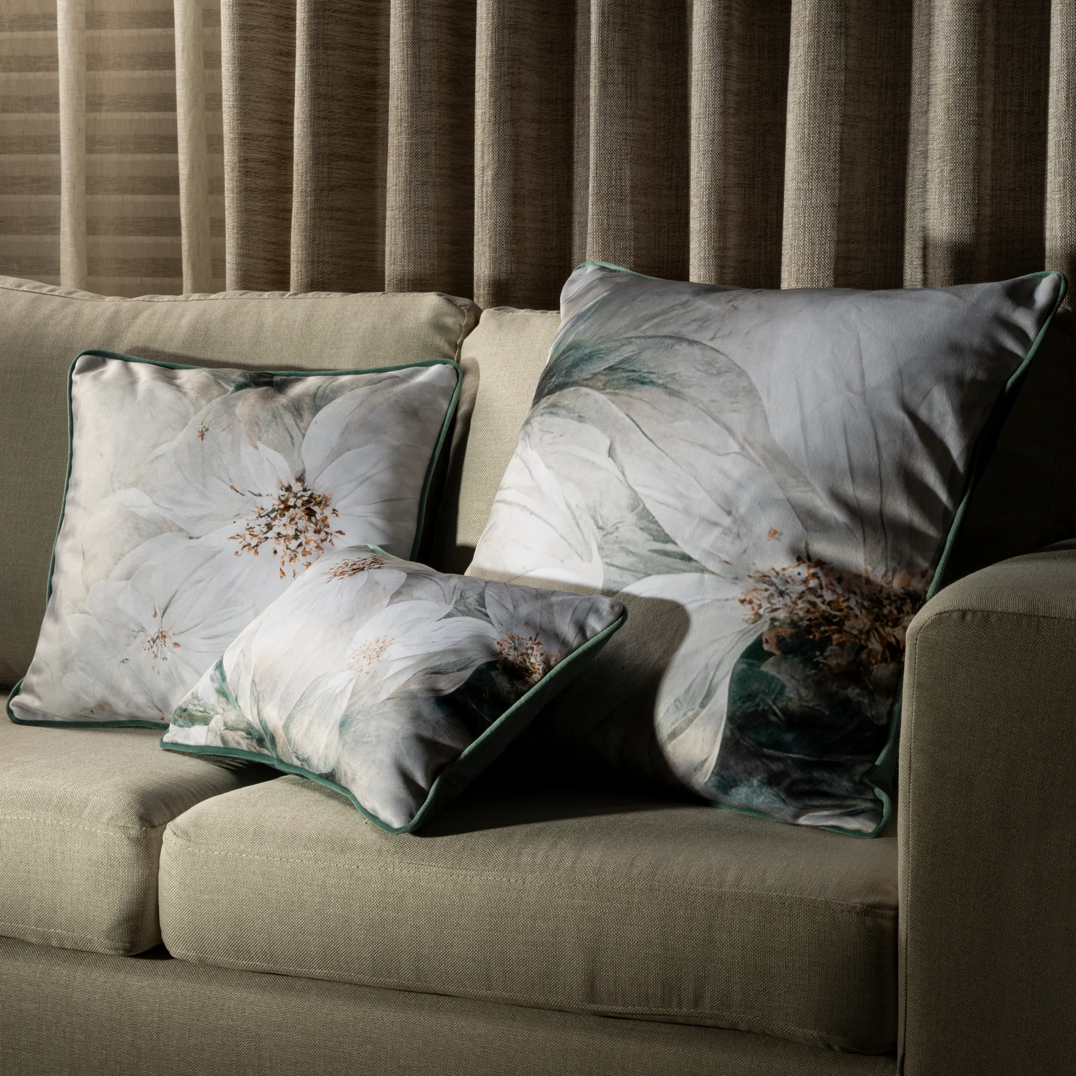 Poszewka na poduszkę 60x60 cm welwetowa z designerskim nadrukiem zwierzęcym i wypustką na brzegach beżowo, turkusowa EVA 5 EVA MINGE Eurofirany