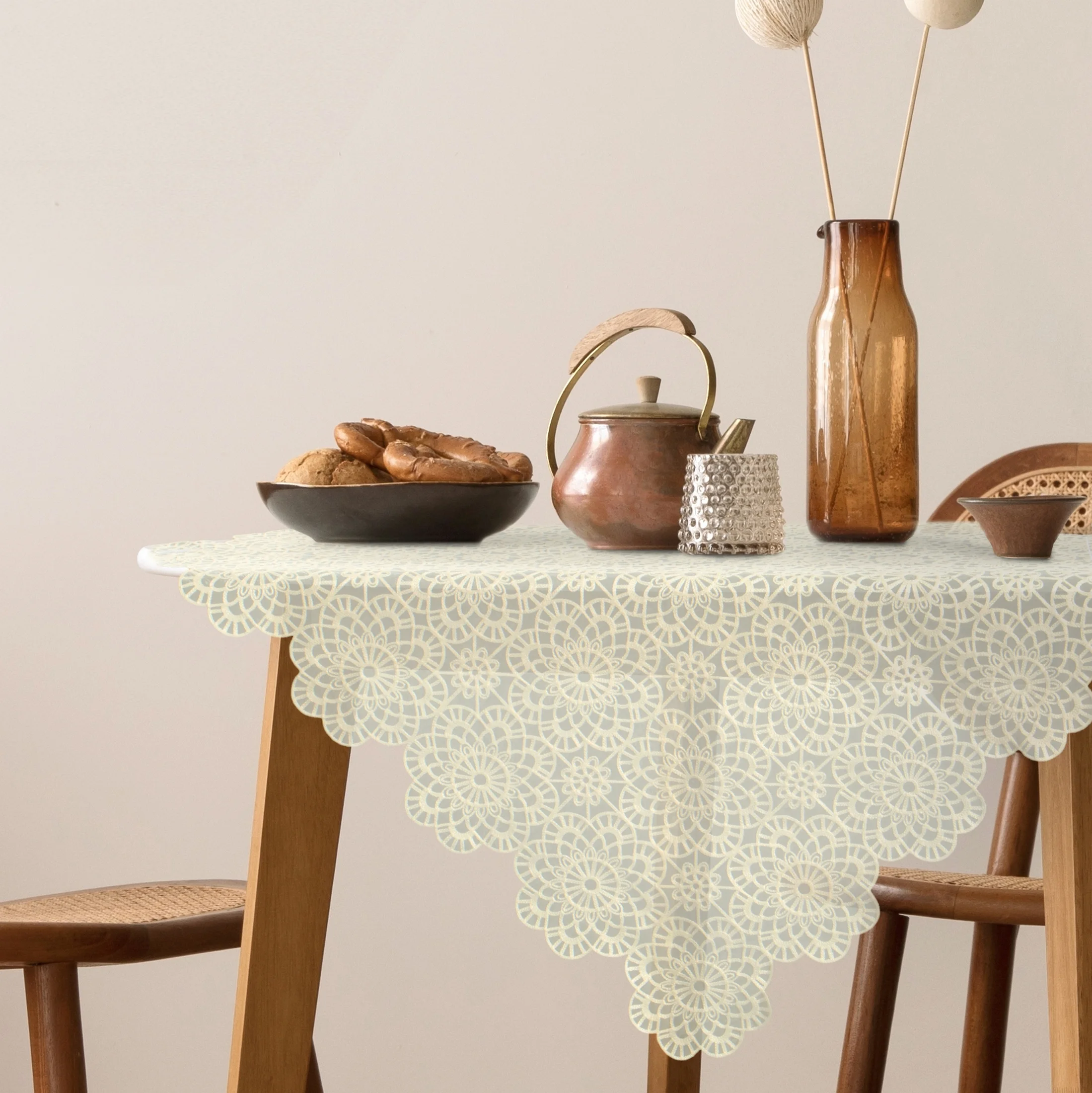 Obrus na stół 85x85 cm beżowy zdobiony haftem - IRINA Eurofirany