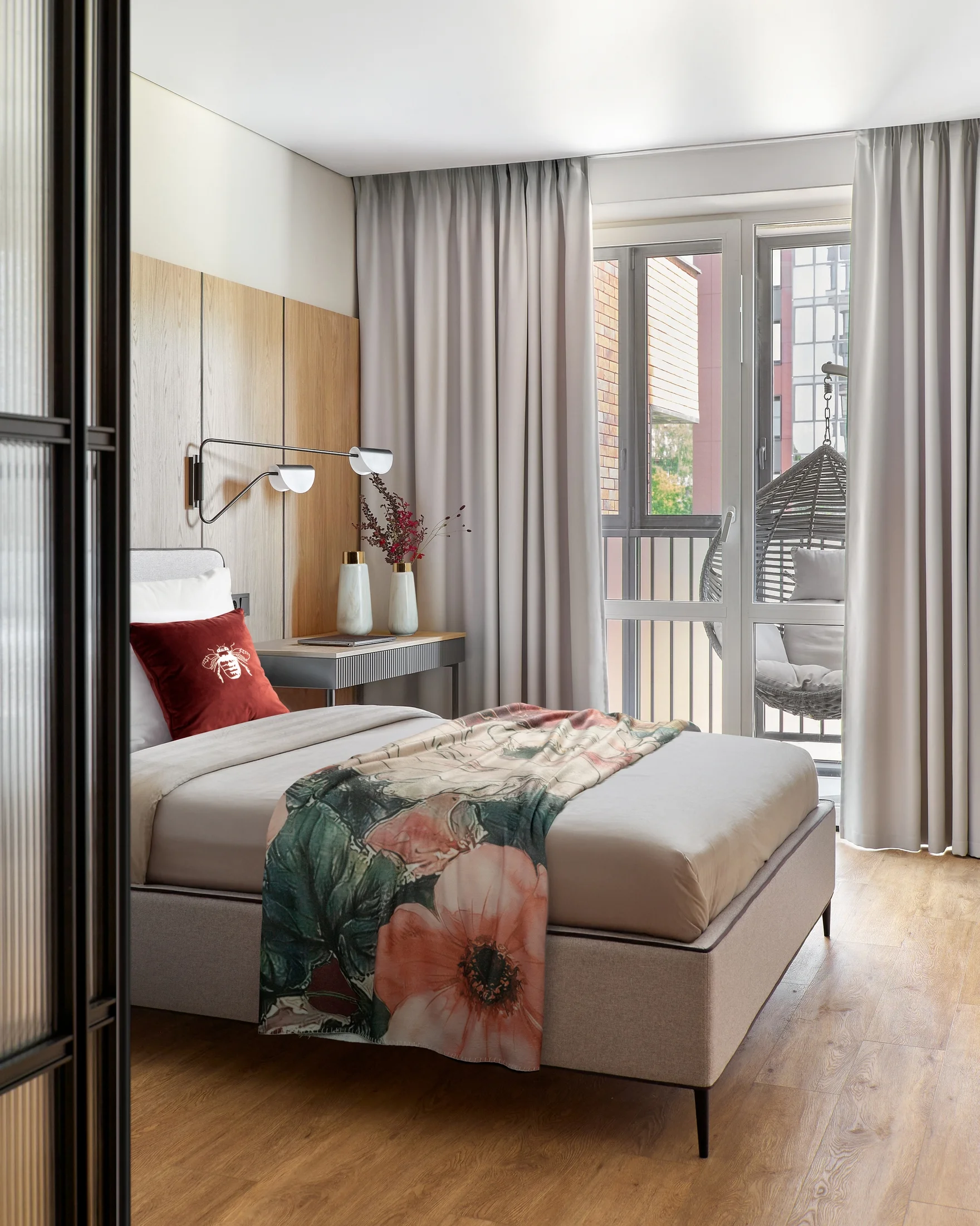 Poszewka na poduszkę 45x45 cm welwetowa z nadrukiem złotej pszczoły miętowa czerwono BLINK Eurofirany