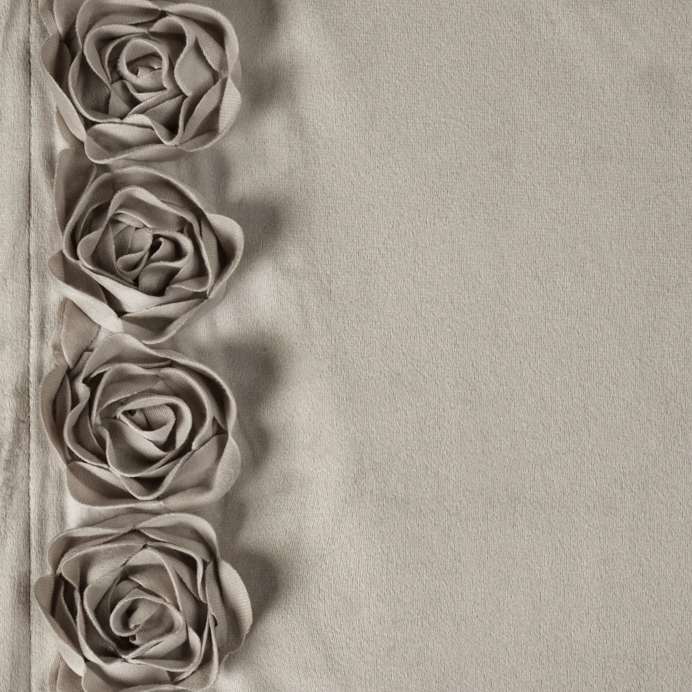Zasłona beżowa z welwetu zdobiona aplikacją 3D róż 140x270 cm taśma - ROSES Eva Minge Eurofirany