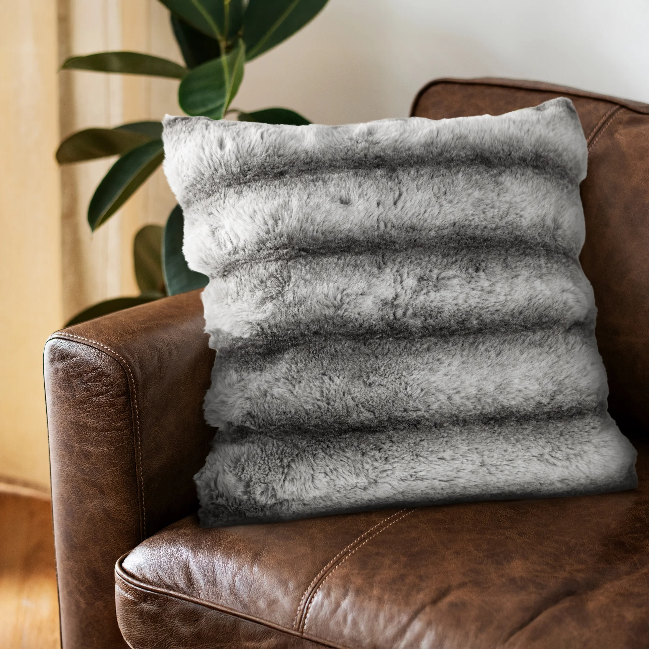 Poszewka na poduszkę 45x45 cm biała, stalowa z przyjemnego futerka LUCY Eurofirany