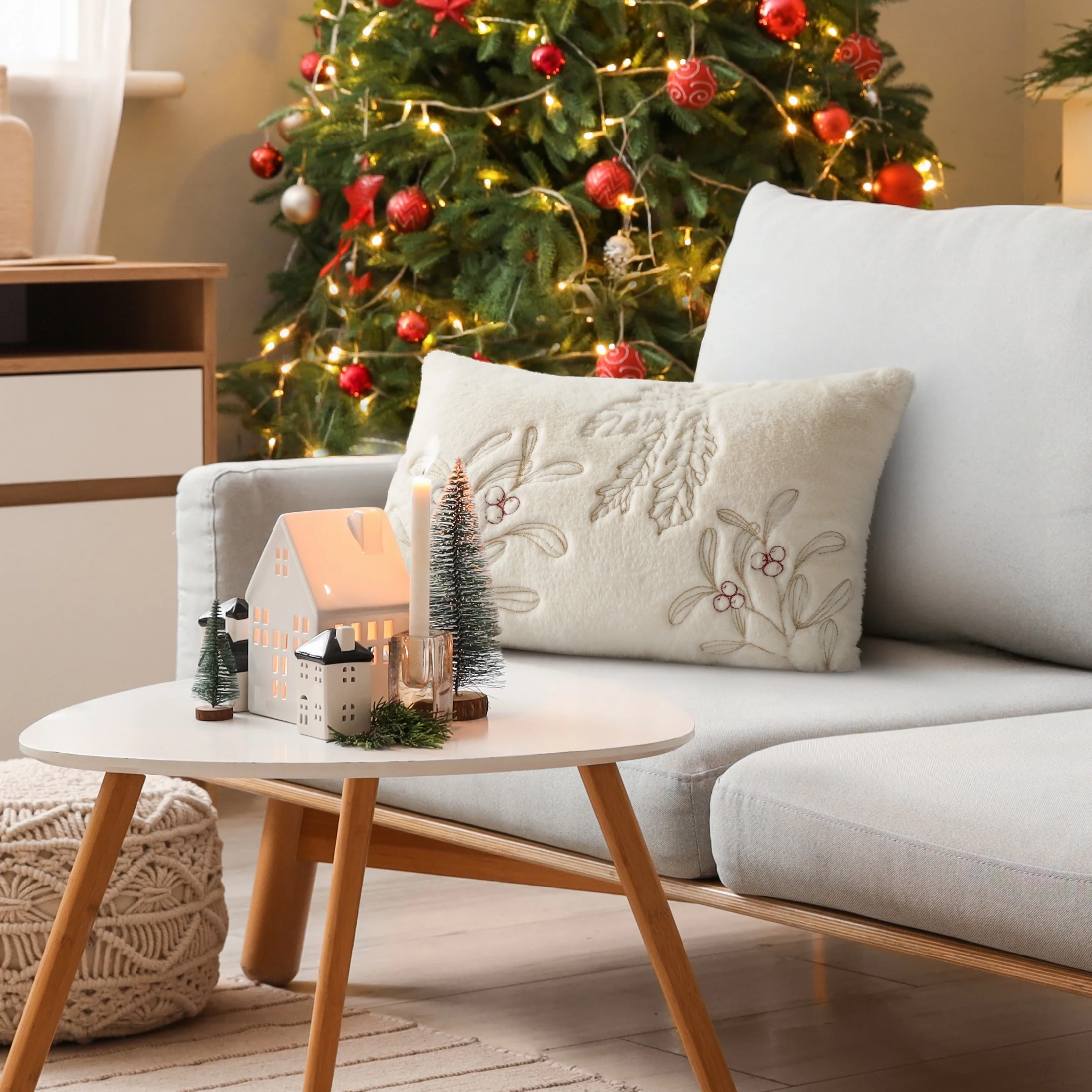 Poszewka na poduszkę 30x50 cm kremowo, złota z przyjemnego futerka zdobiona świątecznym haftem gałązek Eurofirany