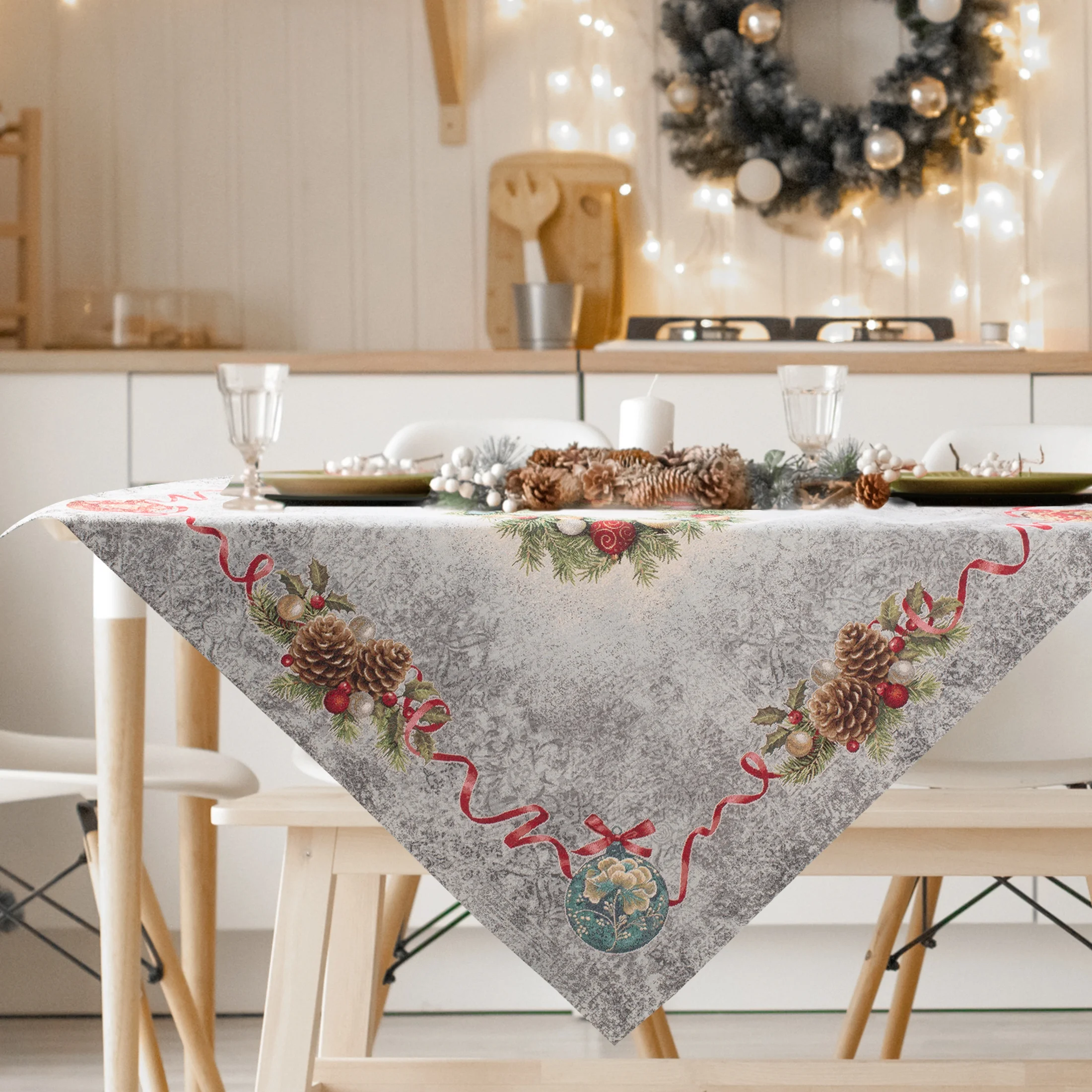 Obrus popielato, czerwony 100x100 cm gobelinowy z motywem świątecznym