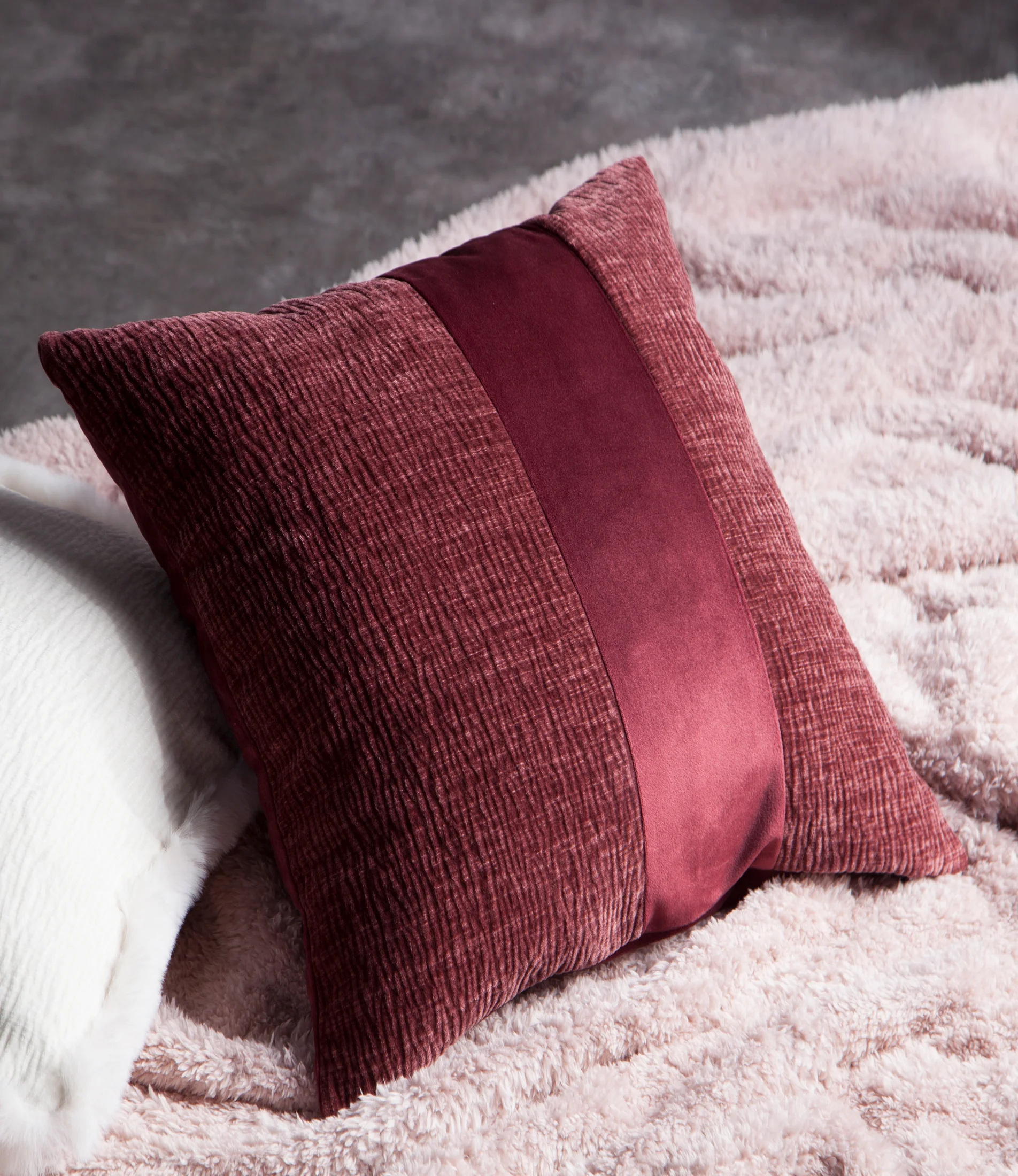 Poszewka na poduszkę 45x45 cm stalowa szenilowa zdobiona pionowym pasem z welwetu CARLA 03 Eurofirany