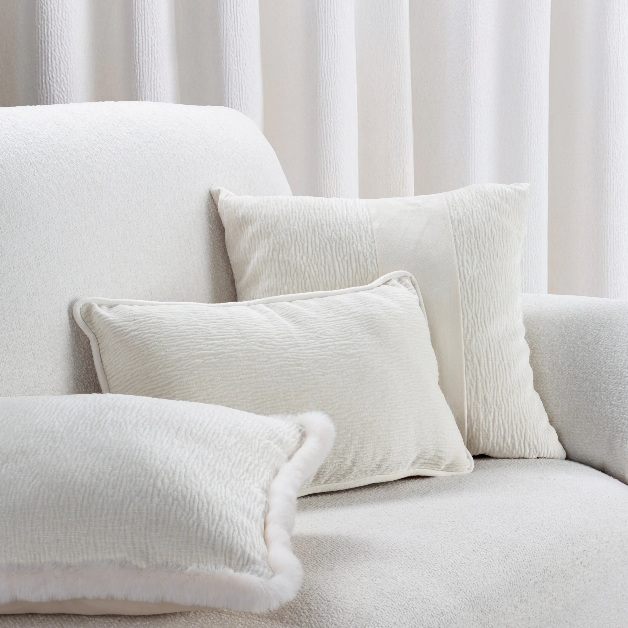 Poszewka na poduszkę 45x45 cm kremowa szenilowa zdobiona pionowym pasem z welwetu CARLA 05 Eurofirany