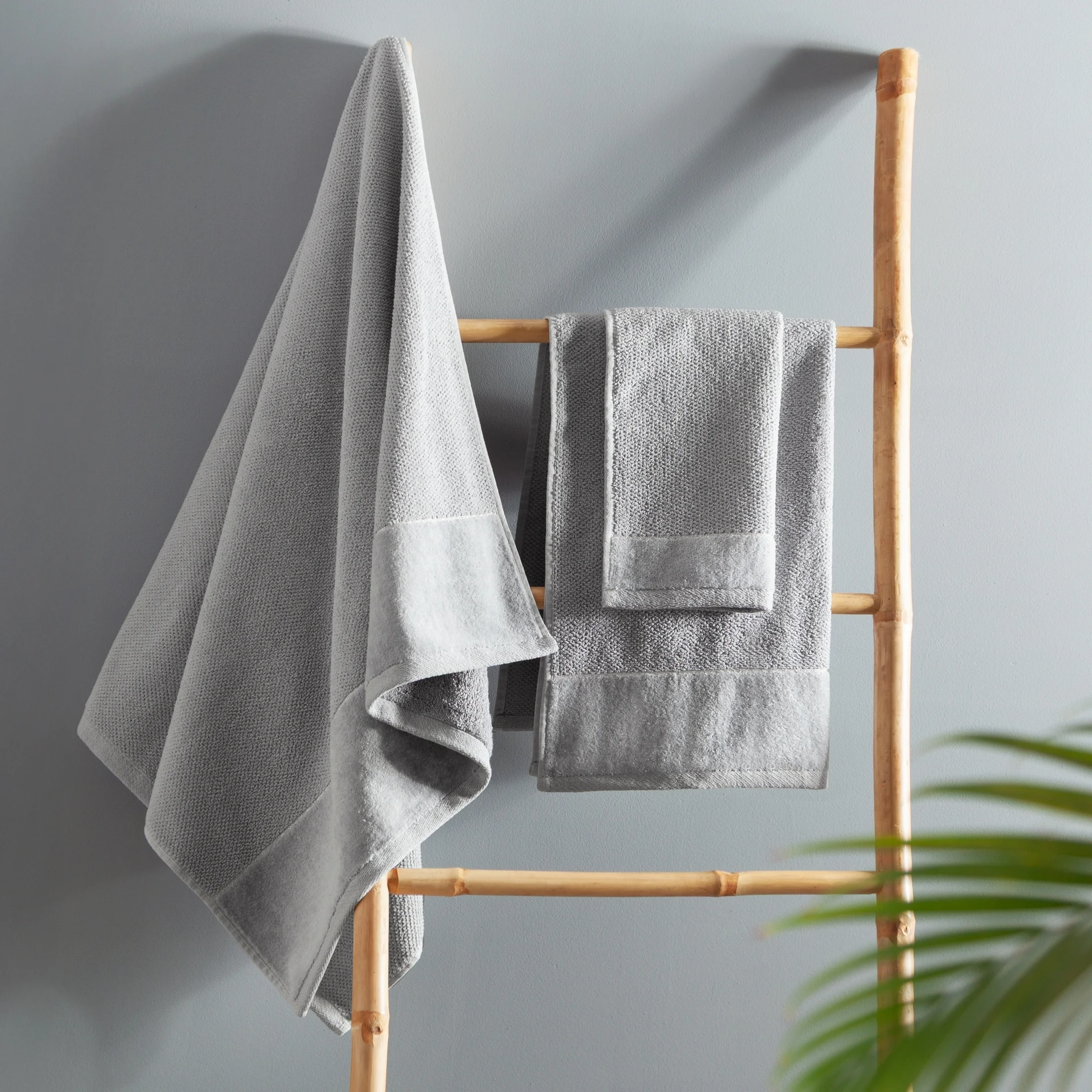 Ręcznik kąpielowy 70x140 cm bawełniany kolor srebrny z welwetową bordiurą 550 g/m2 ARIA Eurofirany