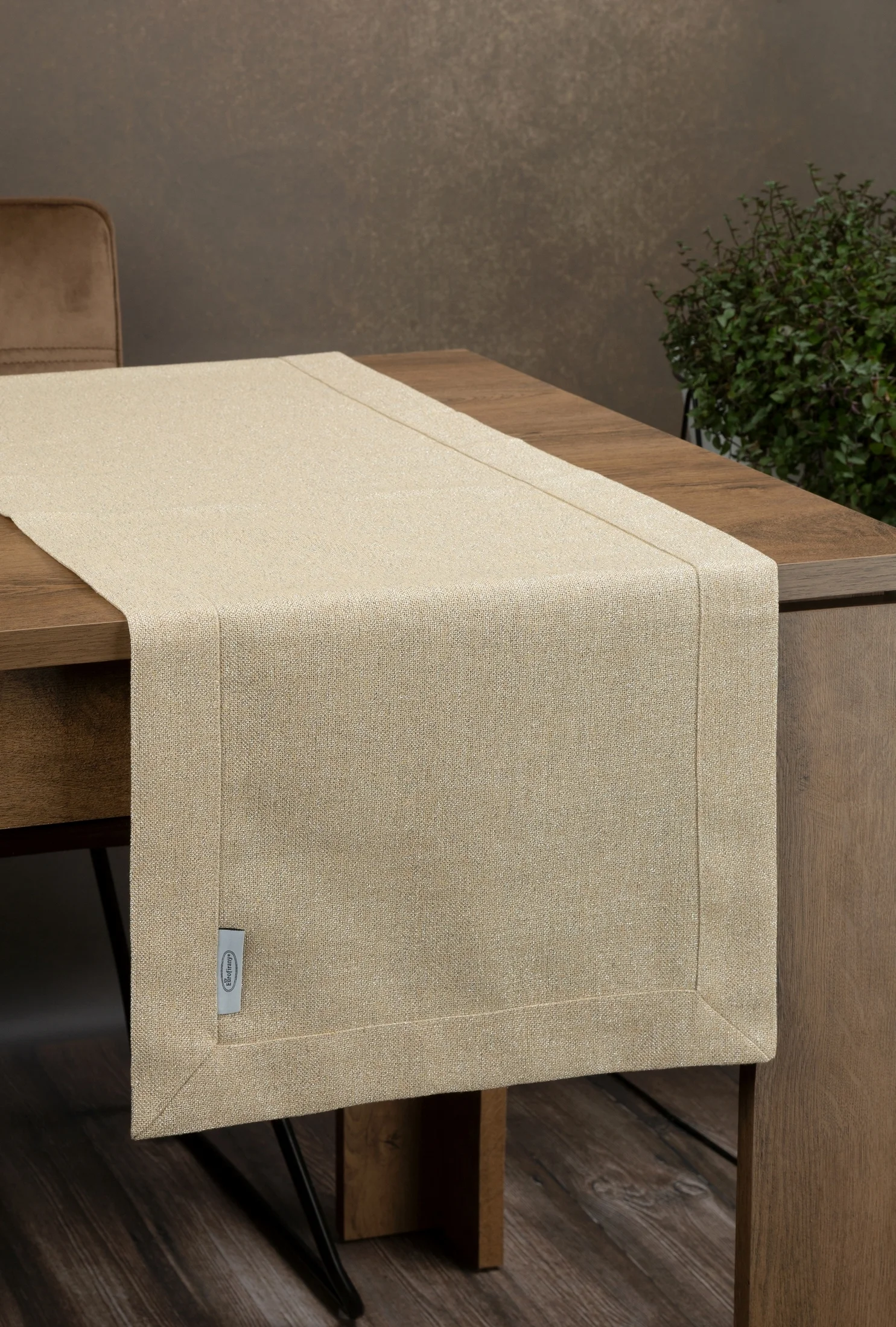 Bieżnik na stół złoty 40x180 cm o płóciennym splocie BIANCA 1 z dodatkiem błyszczącej nici wykończony podwójną listwą na brzegach