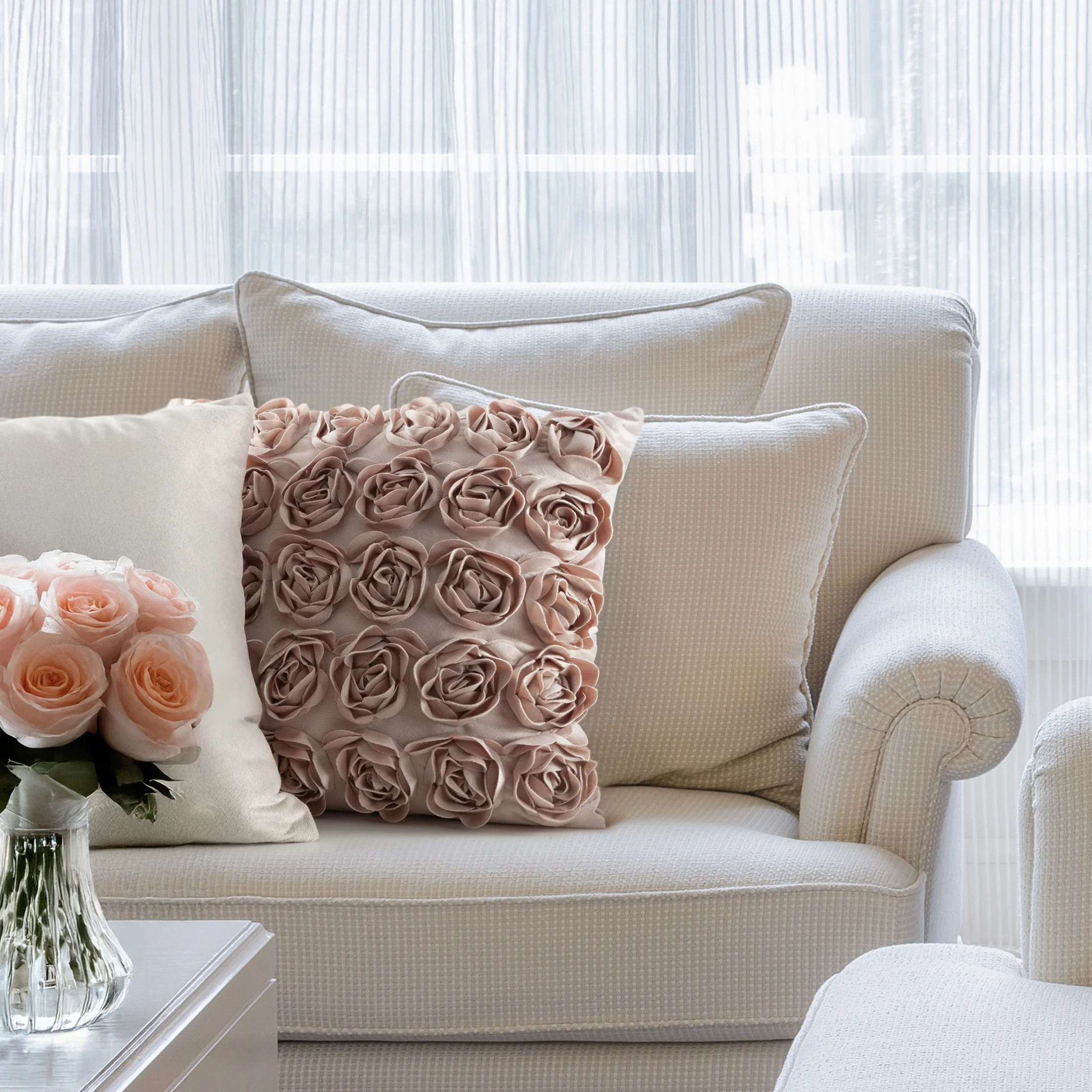 Poszewka na poduszkę 45 x 45 cm z welwetu kolor pudrowy zdobiona 3D aplikacją róż ROSES Eva Minge Eurofirany