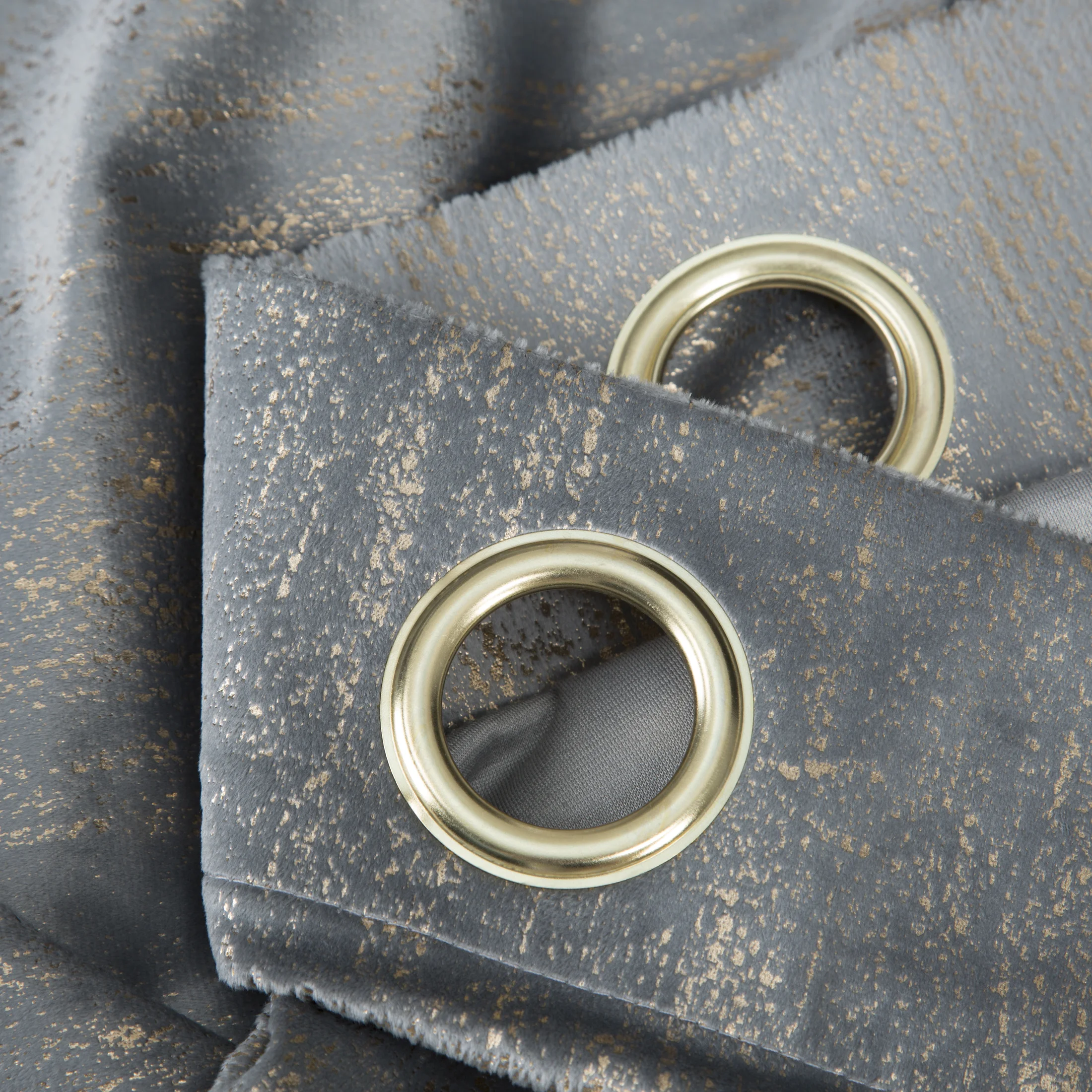 Zasłona srebrna z tkaniny welwetowej zdobiona złotym przecieranym nadrukiem złote przelotki - DARA Eurofirany