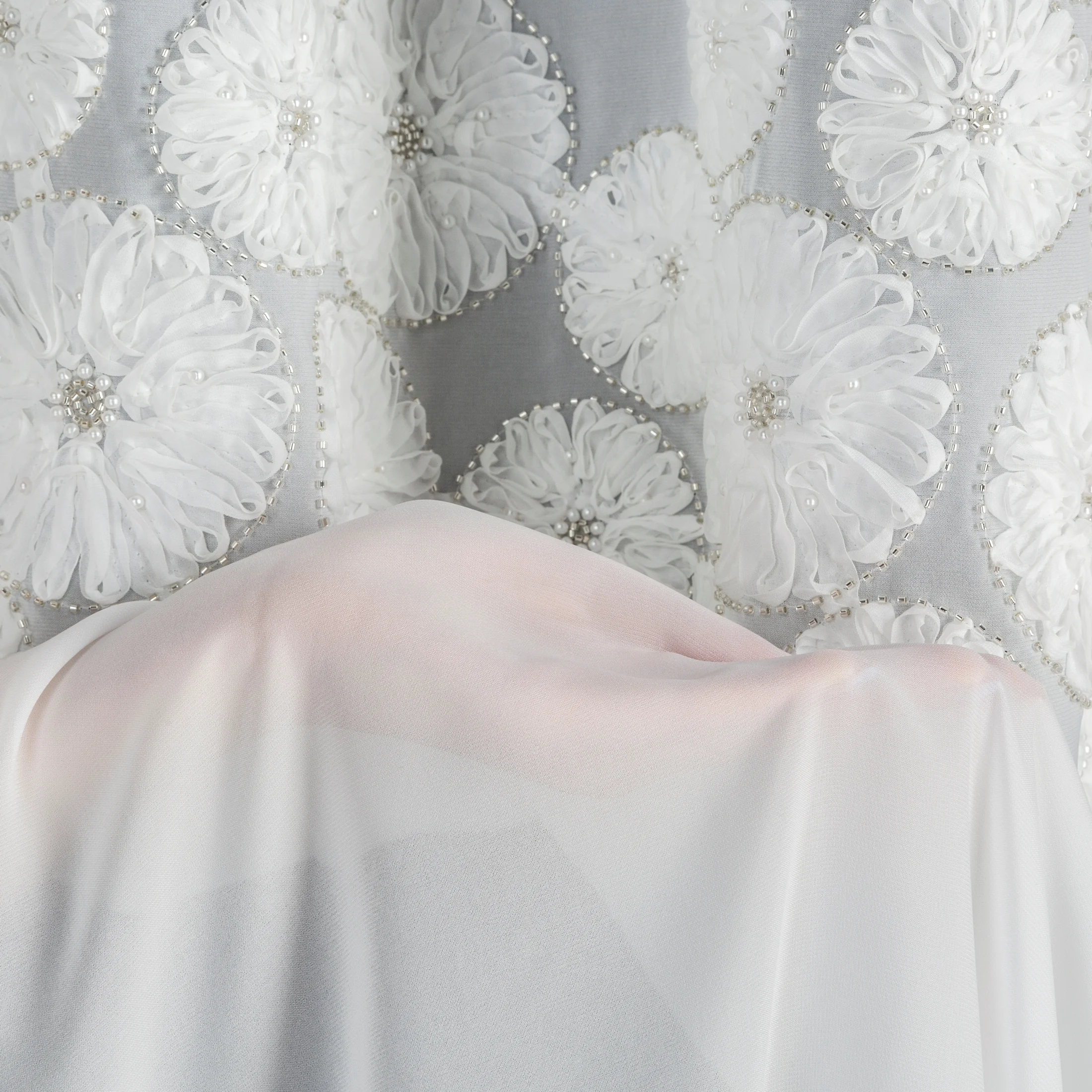 Firana biała z szyfonu zdobiona aplikacją 3D w kwiaty z perełkami 140x270 cm taśma - GISELA Eurofirany