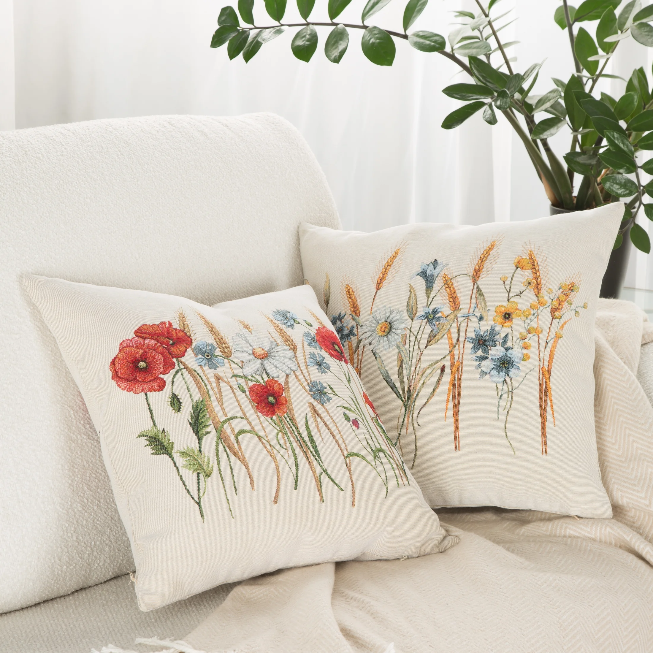 Poszewka na poduszkę 45x45 cm bawełniana, gobelinowa z kwiatowym motywem naturalno, błękitna GOB Eurofirany