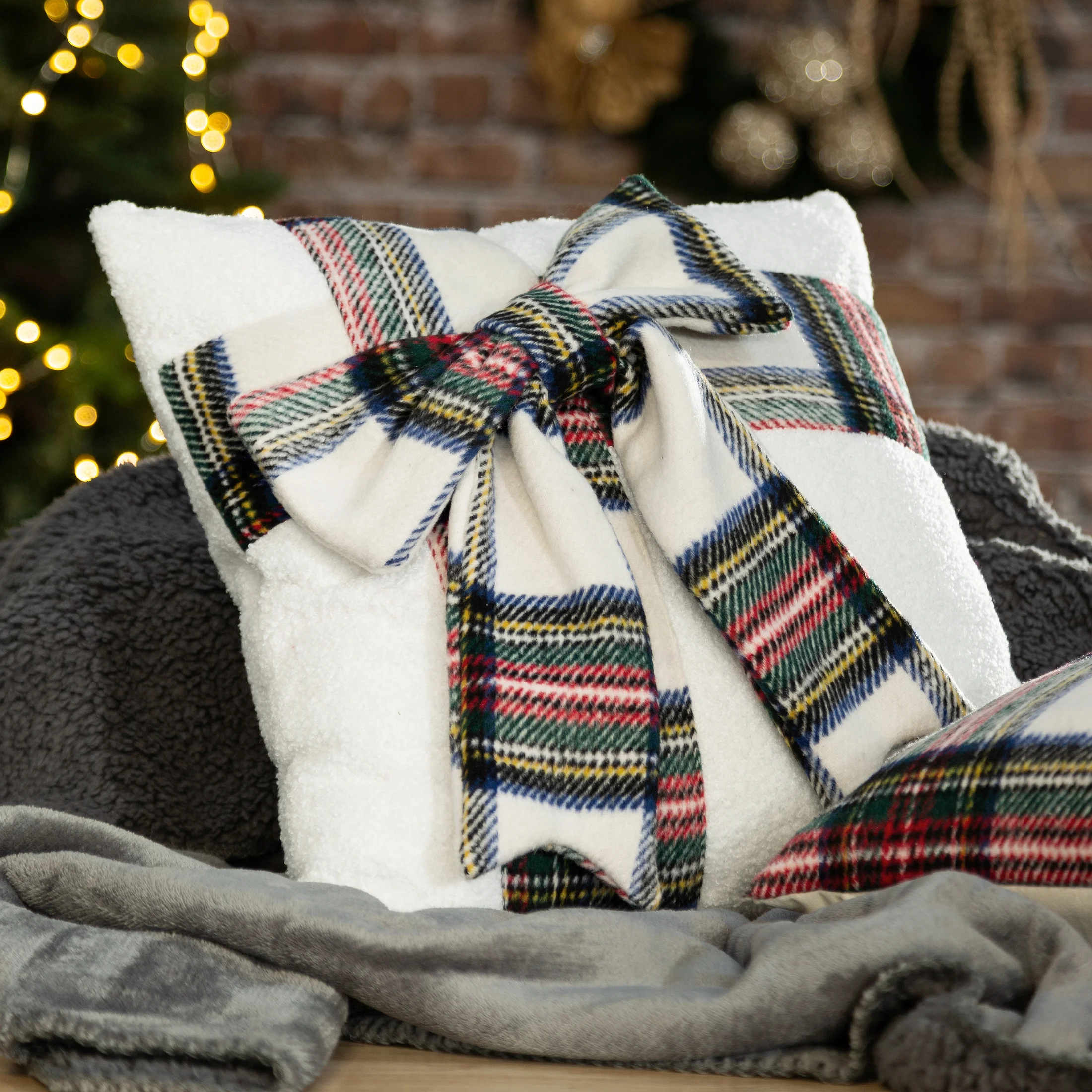 Poszewka na poduszkę świąteczna 45x45 cm z barankowej tkaniny zdobiona kokardą Eurofirany