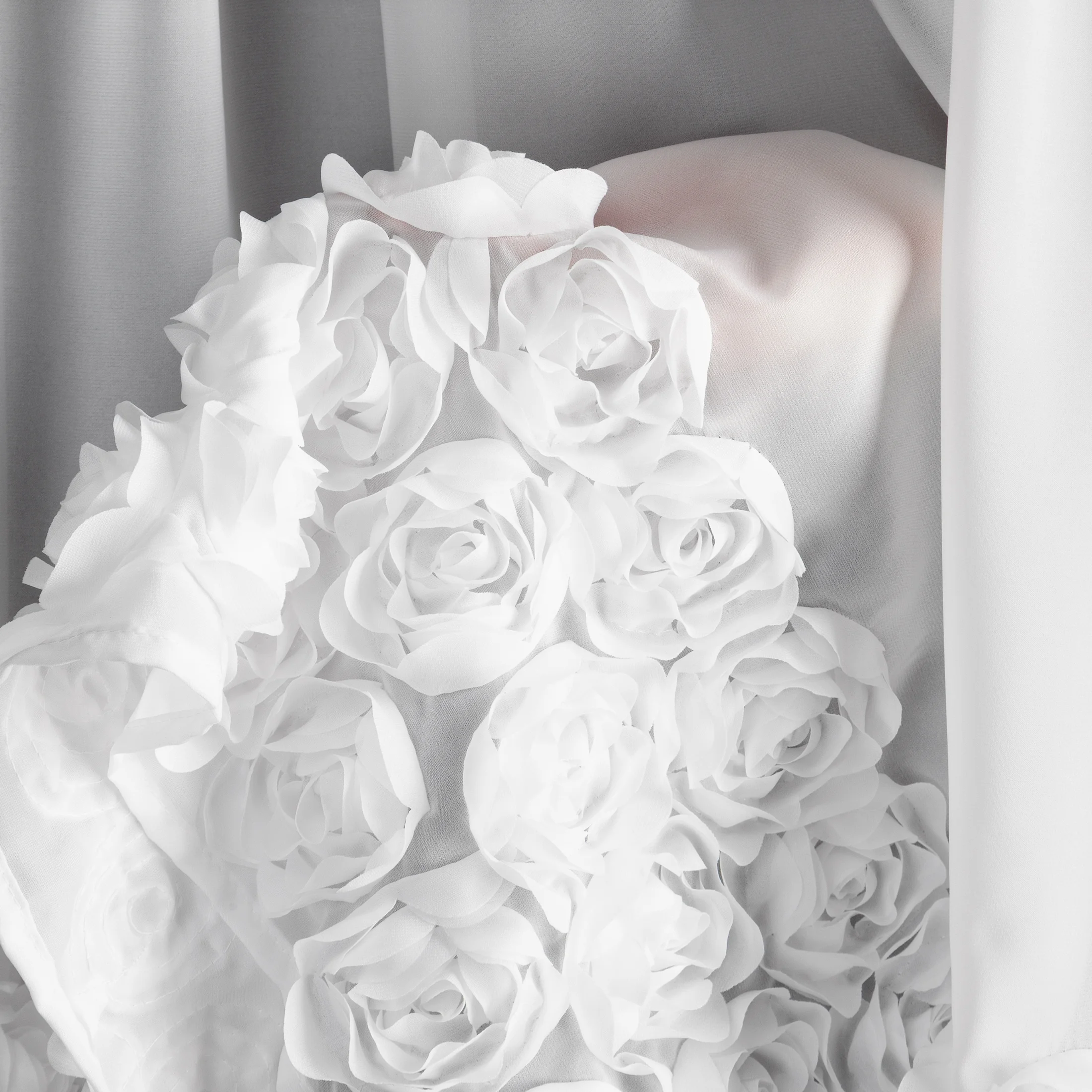 Zazdrostka z szyfonu biała zdobiona pasem aplikacji 3D róż 90x150 cm taśma ROSES Eva Minge Eurofirany