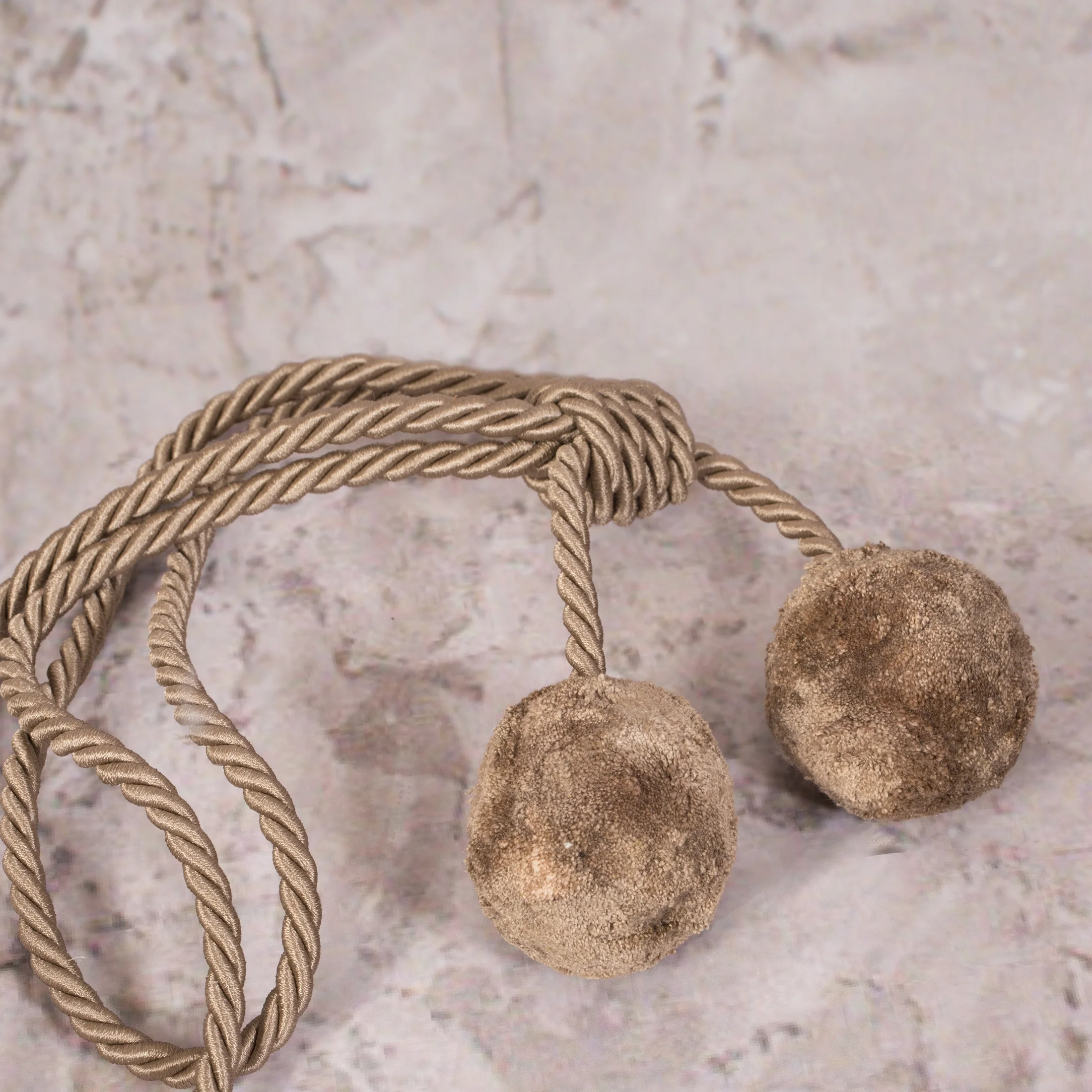 Dekoracyjny sznur do zasłon ANGELA upinacz z ozdobnymi pomponami Eurofirany