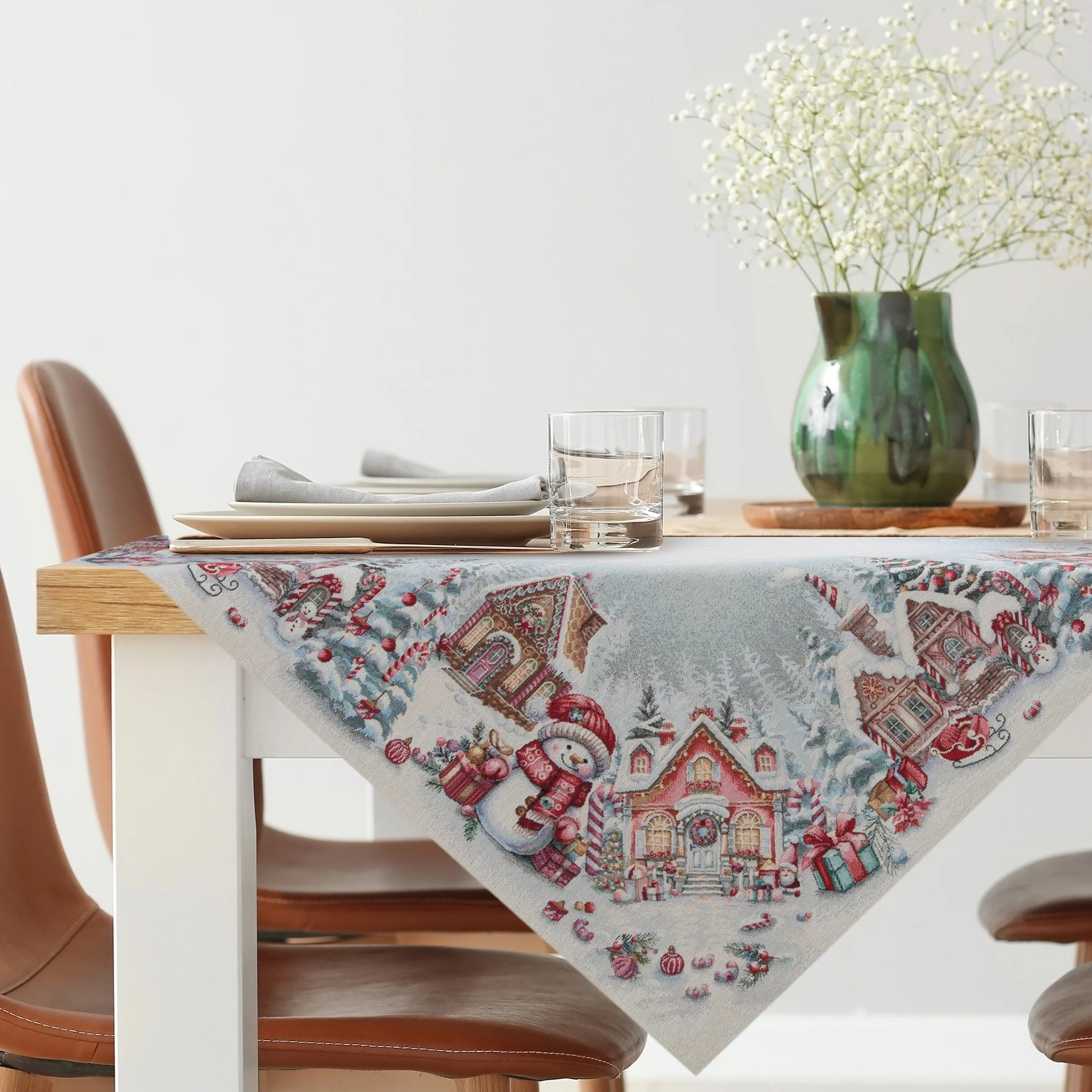 Świąteczny obrus popielato, czerwony 100x100 cm gobelinowy zdobiony tkanym wzorem chatki świętego Mikołaja Eurofirany