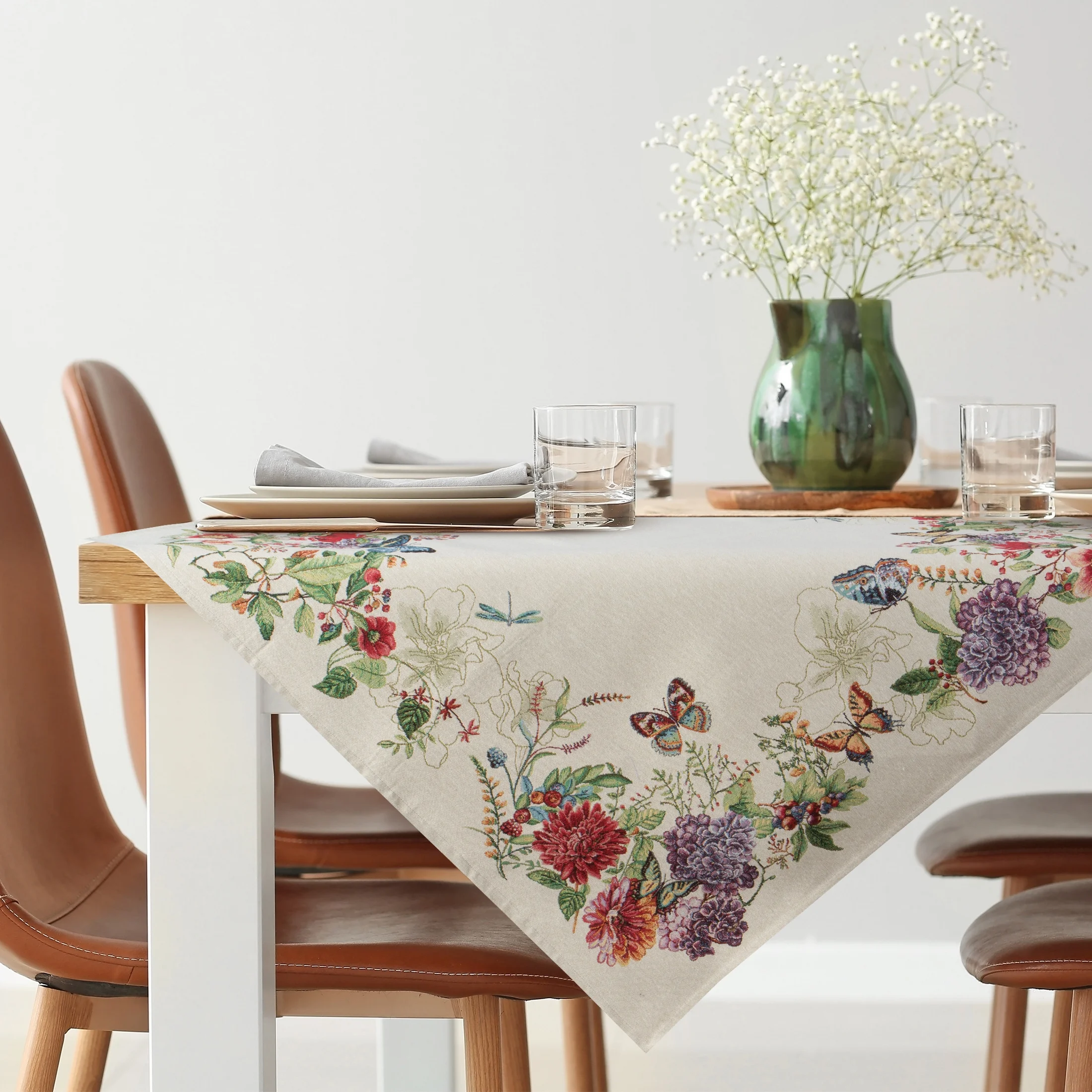 Obrus naturalno, czerwony 100x100 cm gobelinowy z nadrukiem letnich kwiatów z motylami