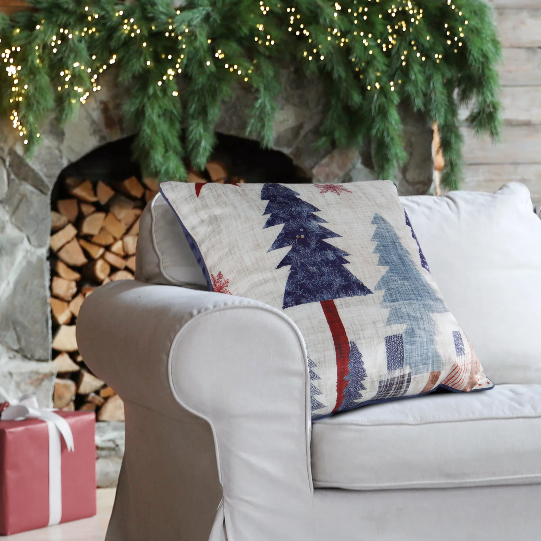 Poszewka na poduszkę świąteczna 45x45 cm biało, granatowa zdobiona uroczym nadrukiem i elegancką wypustką Eurofirany