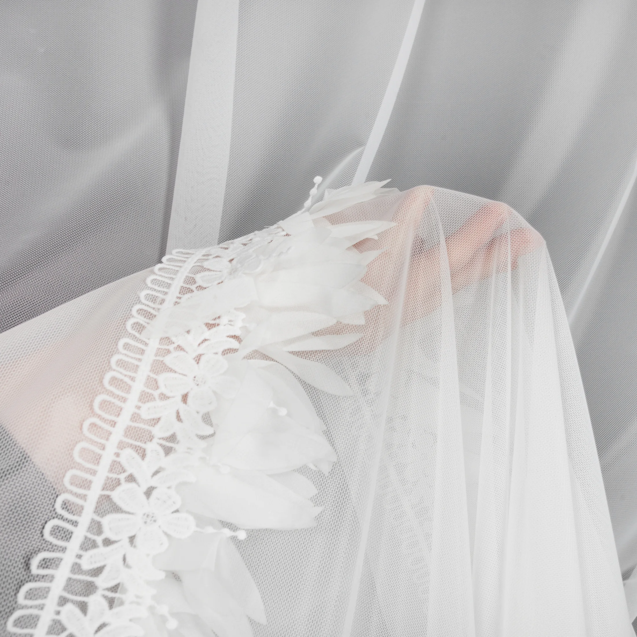 Firana biała zdobiona fantazyjną aplikacją z gipiurą 140x260 cm przelotka SYLVI Eurofirany