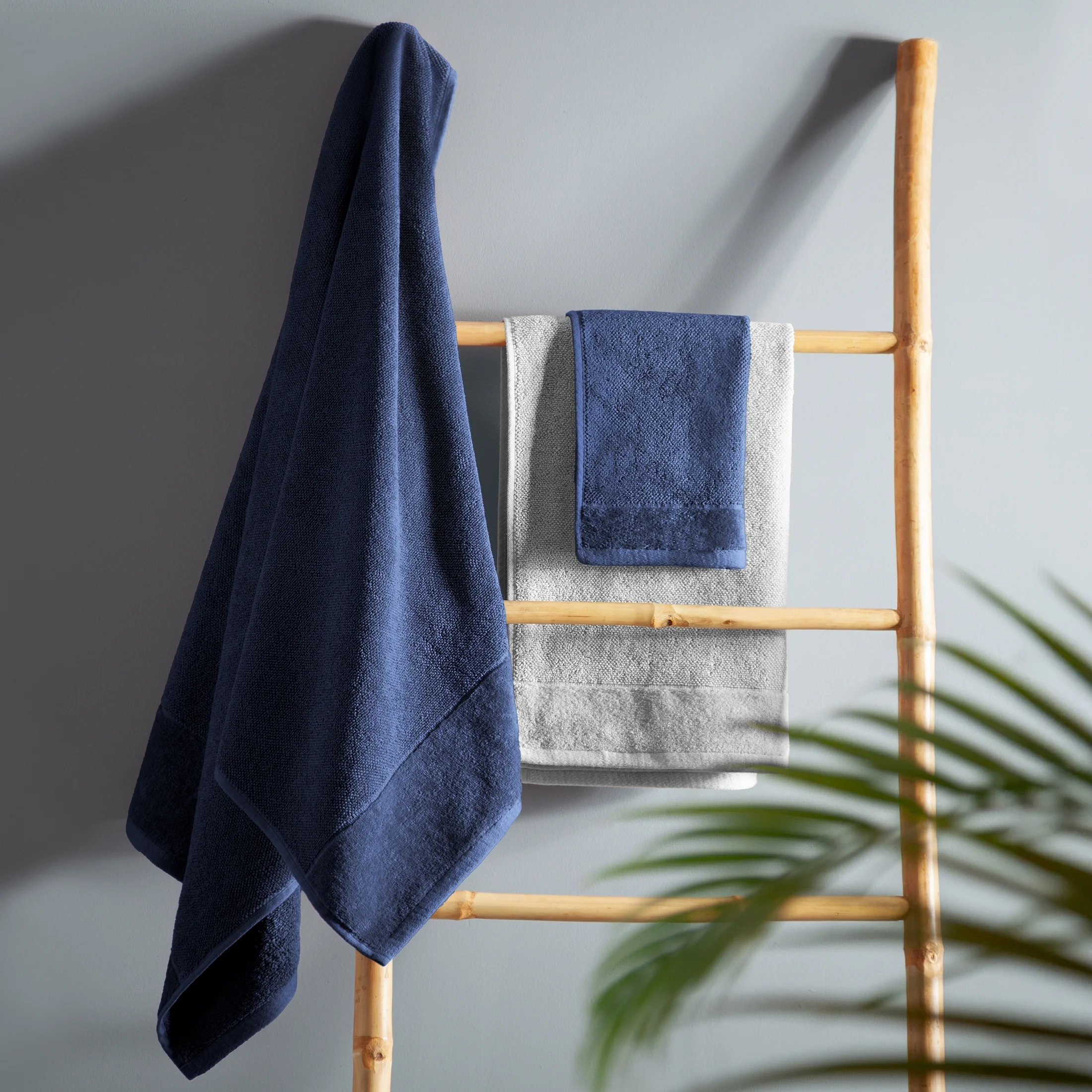 Ręcznik do rąk FERO z welwetową bordiurą granatowy 30x50 cm Eurofirany