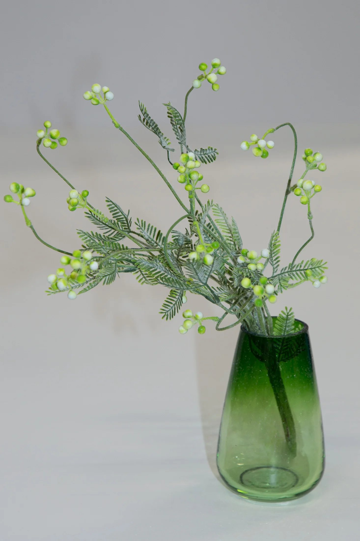 Gałązka sztuczna zielono, biała z drobnymi kuleczkami 57 cm