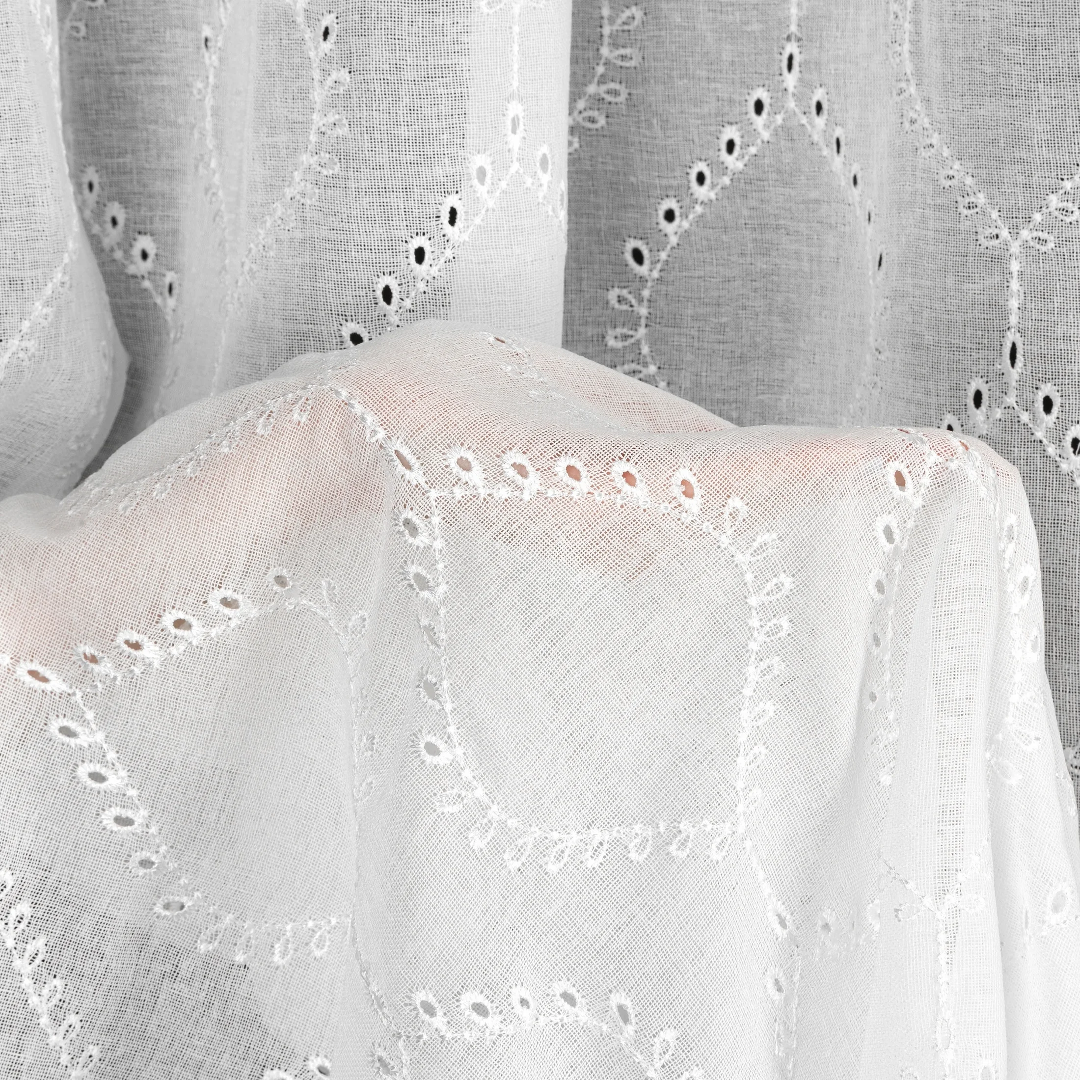 Firana biała z etaminy zdobiona ażurowym haftem 140x250 cm przelotki - RAYA Eurofirany