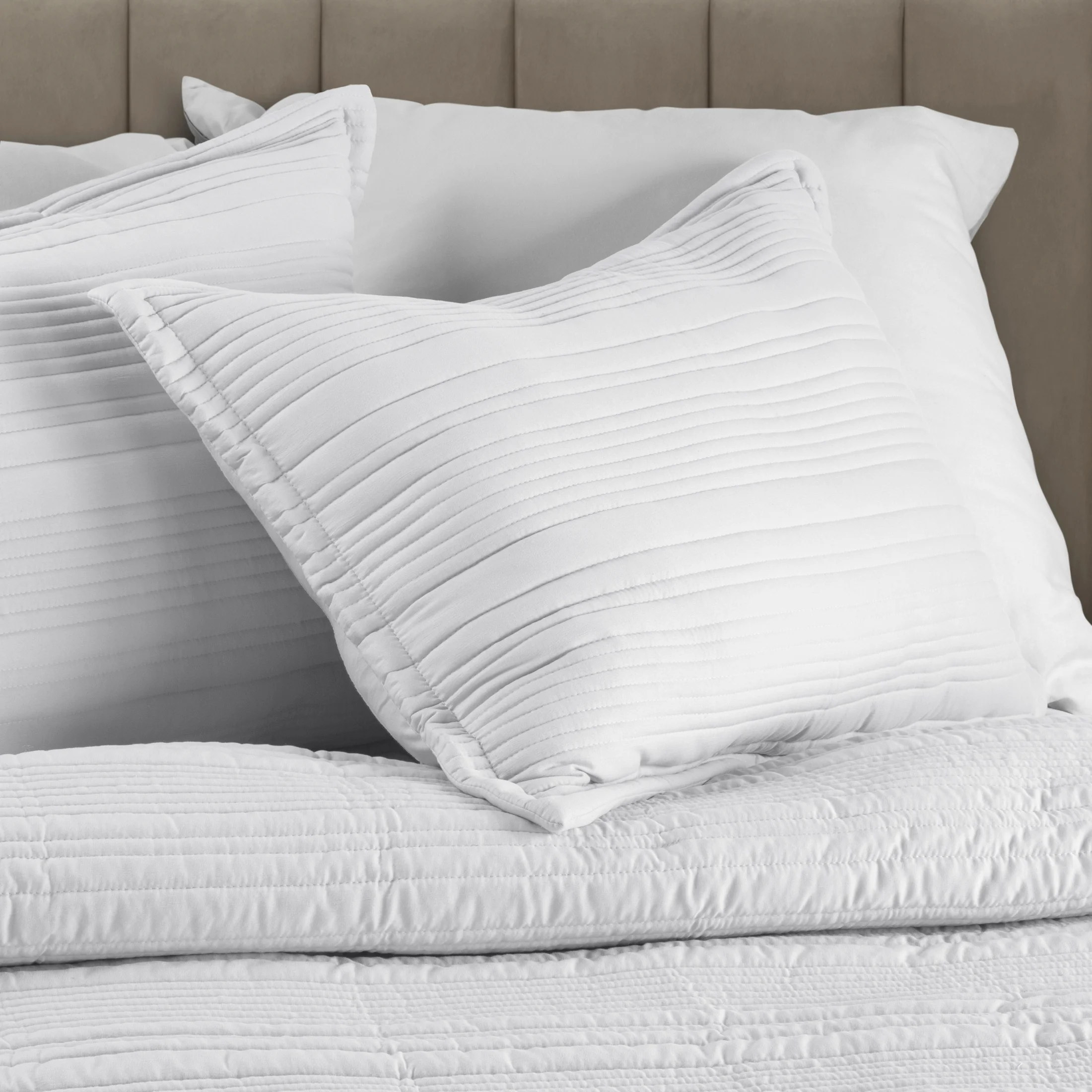 Poszewka na poduszkę 50x70 cm z wypukłym wzorem pikowana metodą tradycyjną biała TARA EUROFIRANY PREMIUM