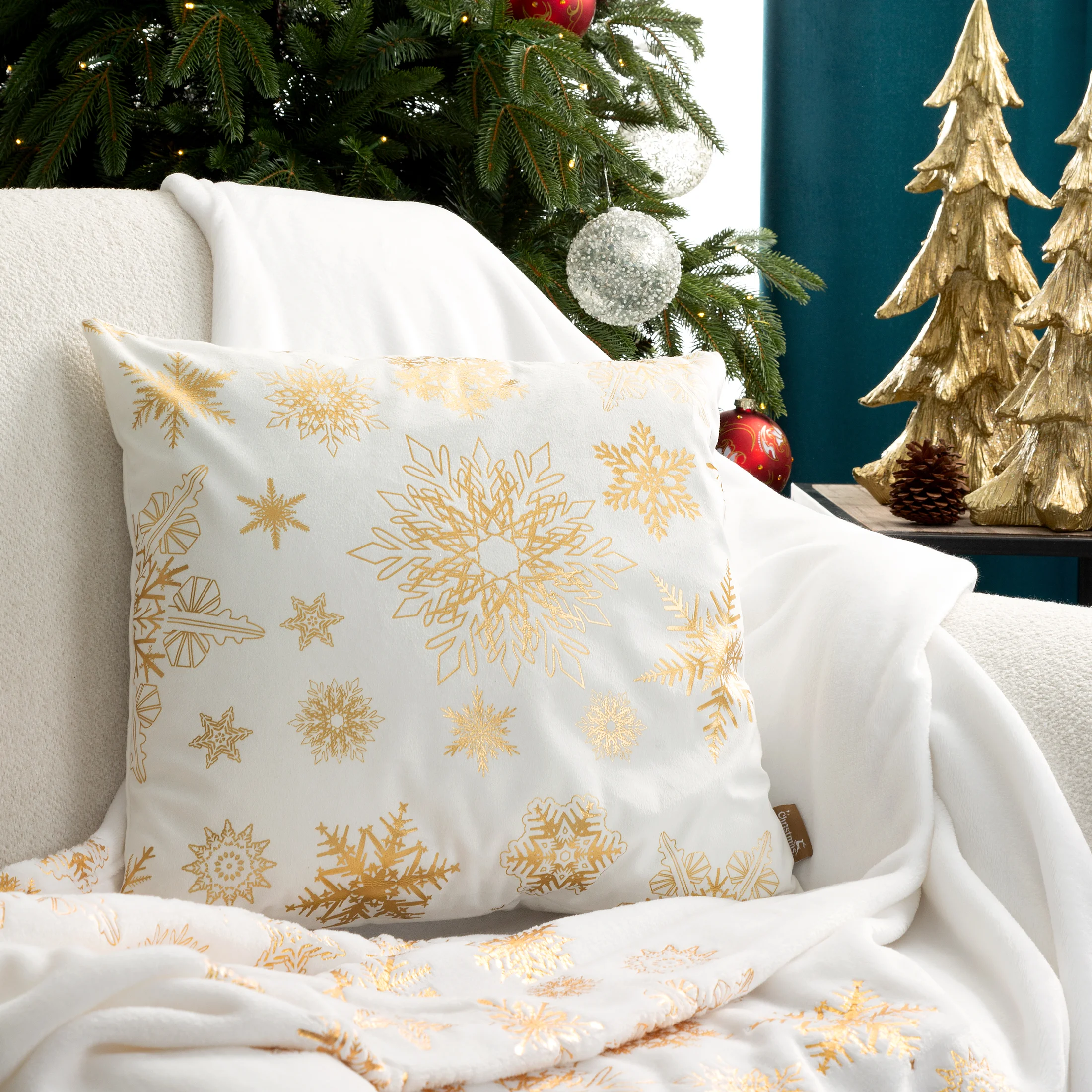 Poszewka na poduszkę 45x45 cm welwetowa zdobiona śnieżynkami zielono, złota JOY Eurofirany
