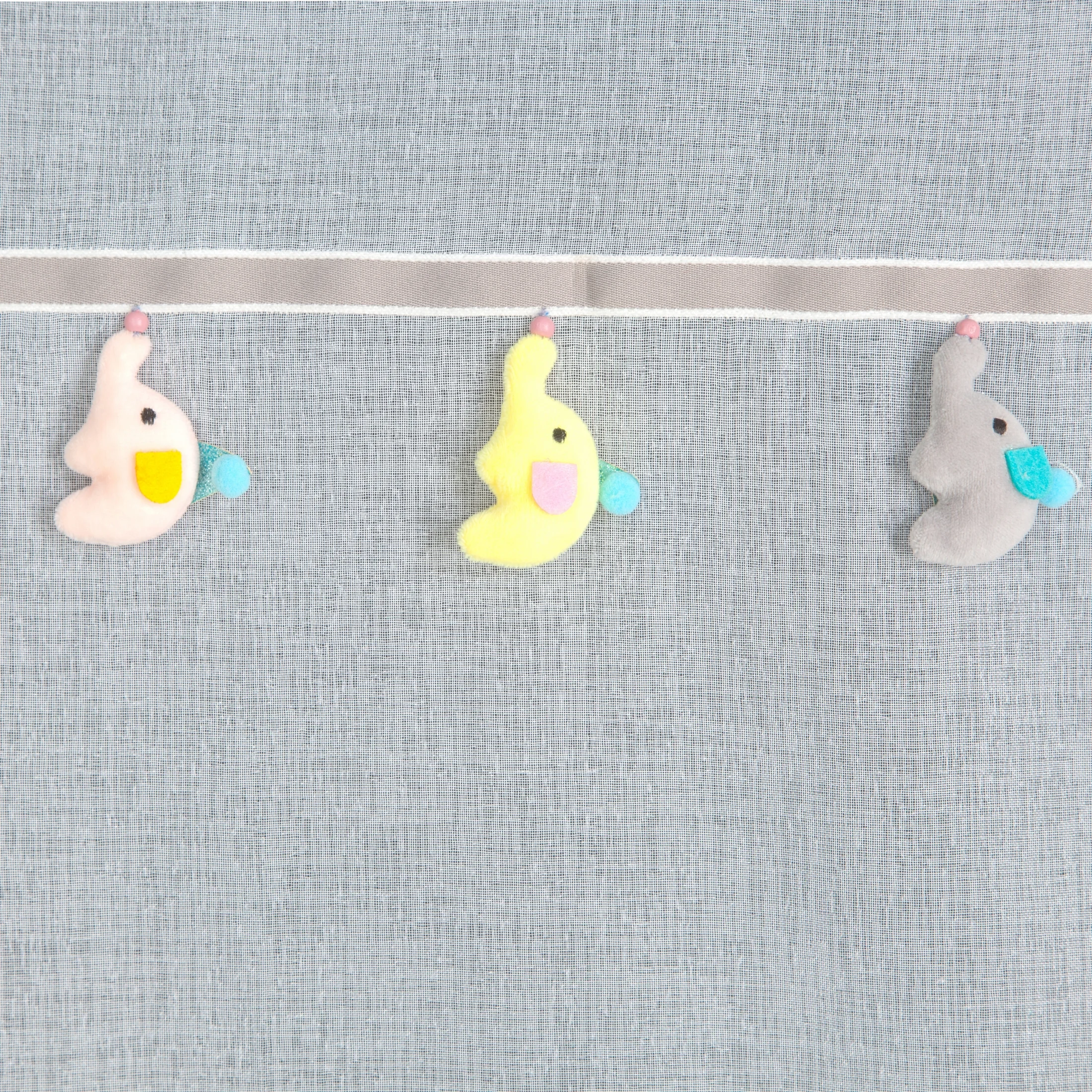 Firana biała z etaminy zdobiona taśmą dekoracyjną z wiszącymi trójwymiarowymi słonikami 140x250 cm przelotka KIDS Eurofirany