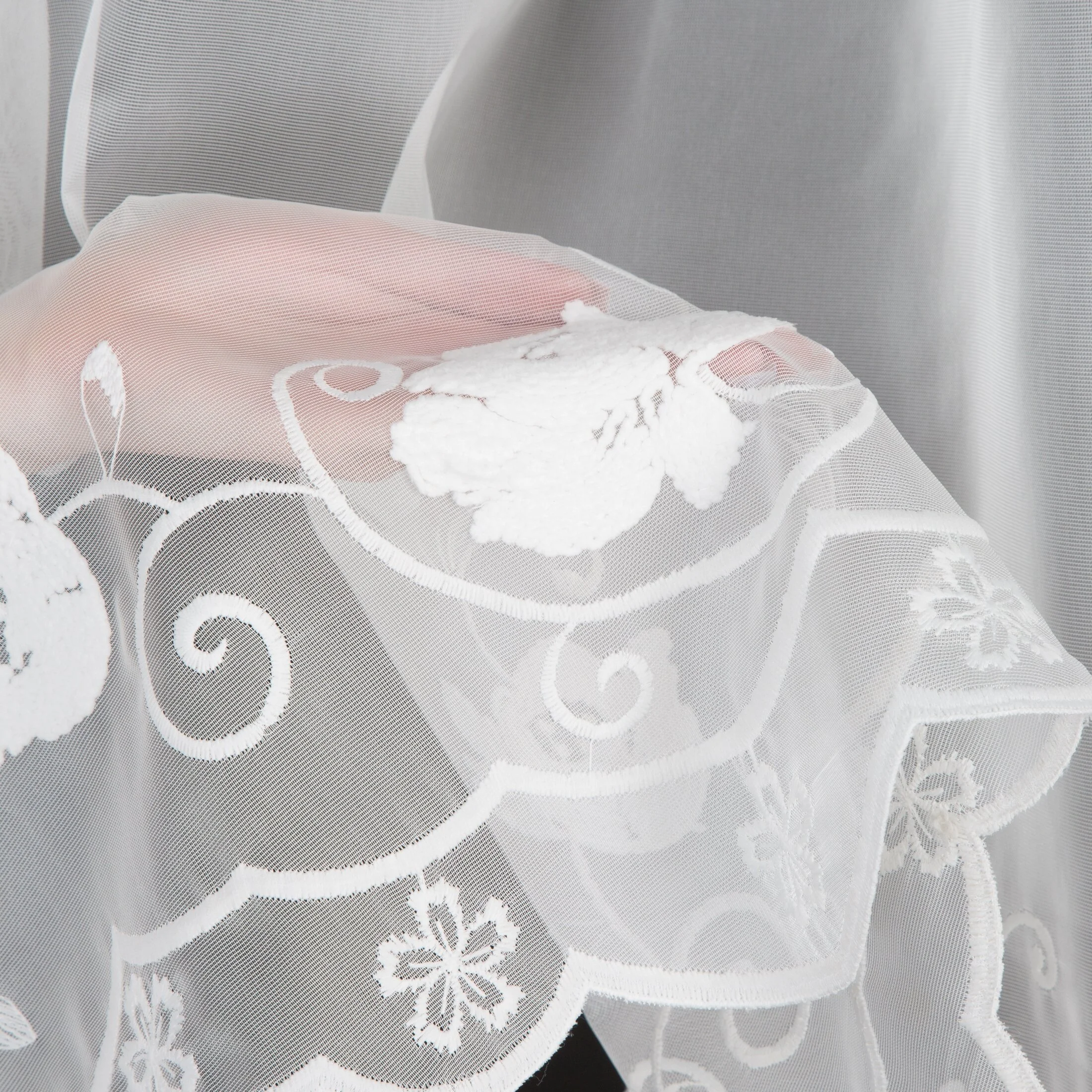 Firana biała z drobnej siateczki zdobiona subtelnym haftem 350x250 cm przelotki - LETI Eurofirany