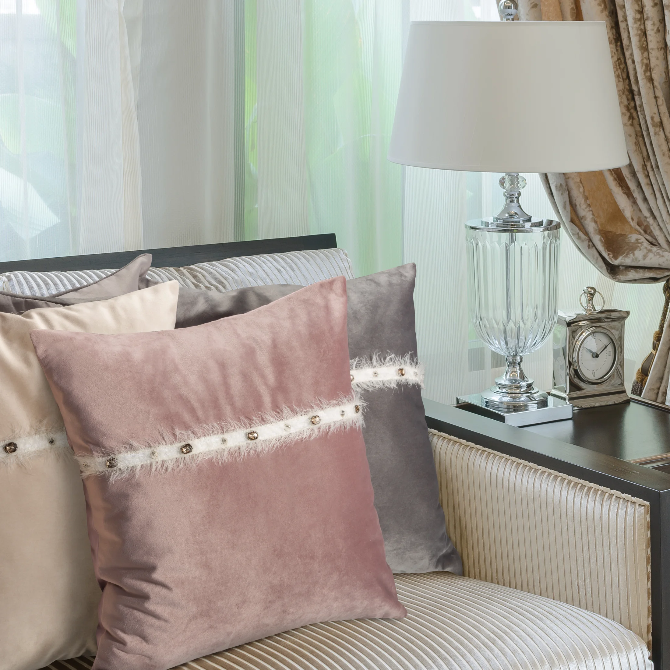 Poszewka na poduszkę 45x45 cm zdobiona pasmanterią z cyrkoniami jasnobrązowa TIANA Eurofirany