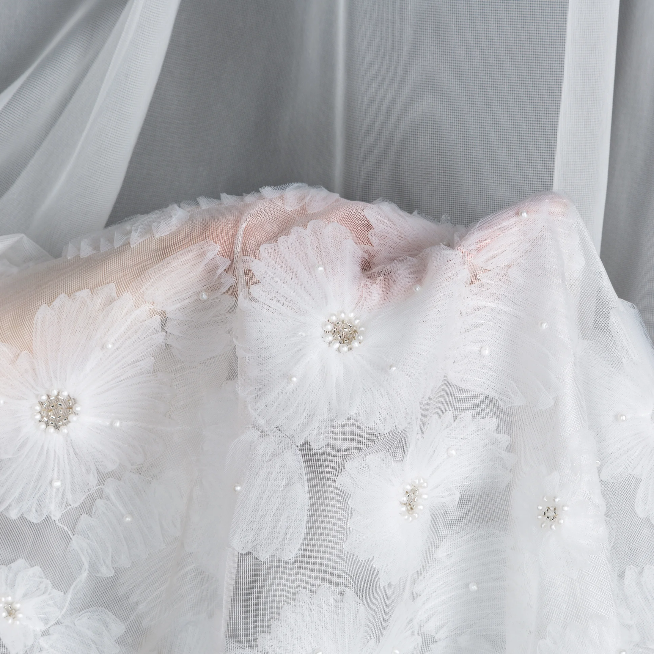 Dekoracja okienna biała z gładkiej tkaniny zdobiona pasem aplikacji w kwiaty z koralikami 140x250 cm przelotka JASMIN EVA MINGE Eurofirany