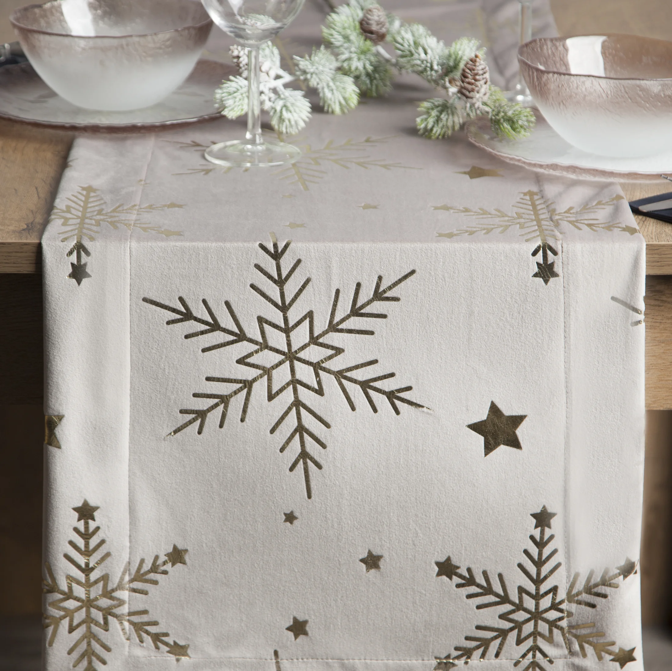 Bieżnik świąteczny 40x140 cm beżowo, szampański welwetowy zdobiony błyszczącym nadrukiem Eurofirany