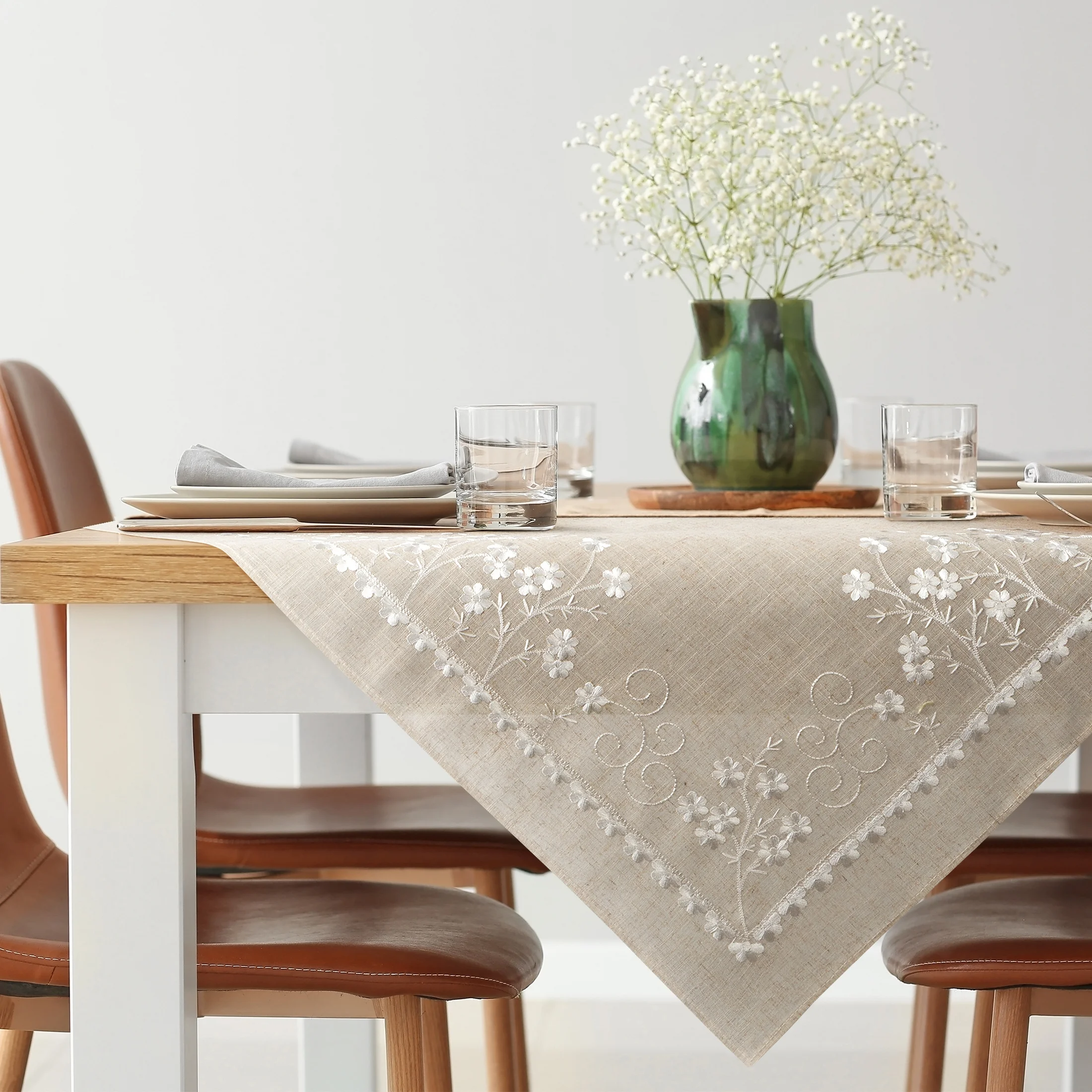 Obrus na stół beżowy 85x85 cm ADELINE z dodatkiem lnu zdobiony haftem Eurofirany