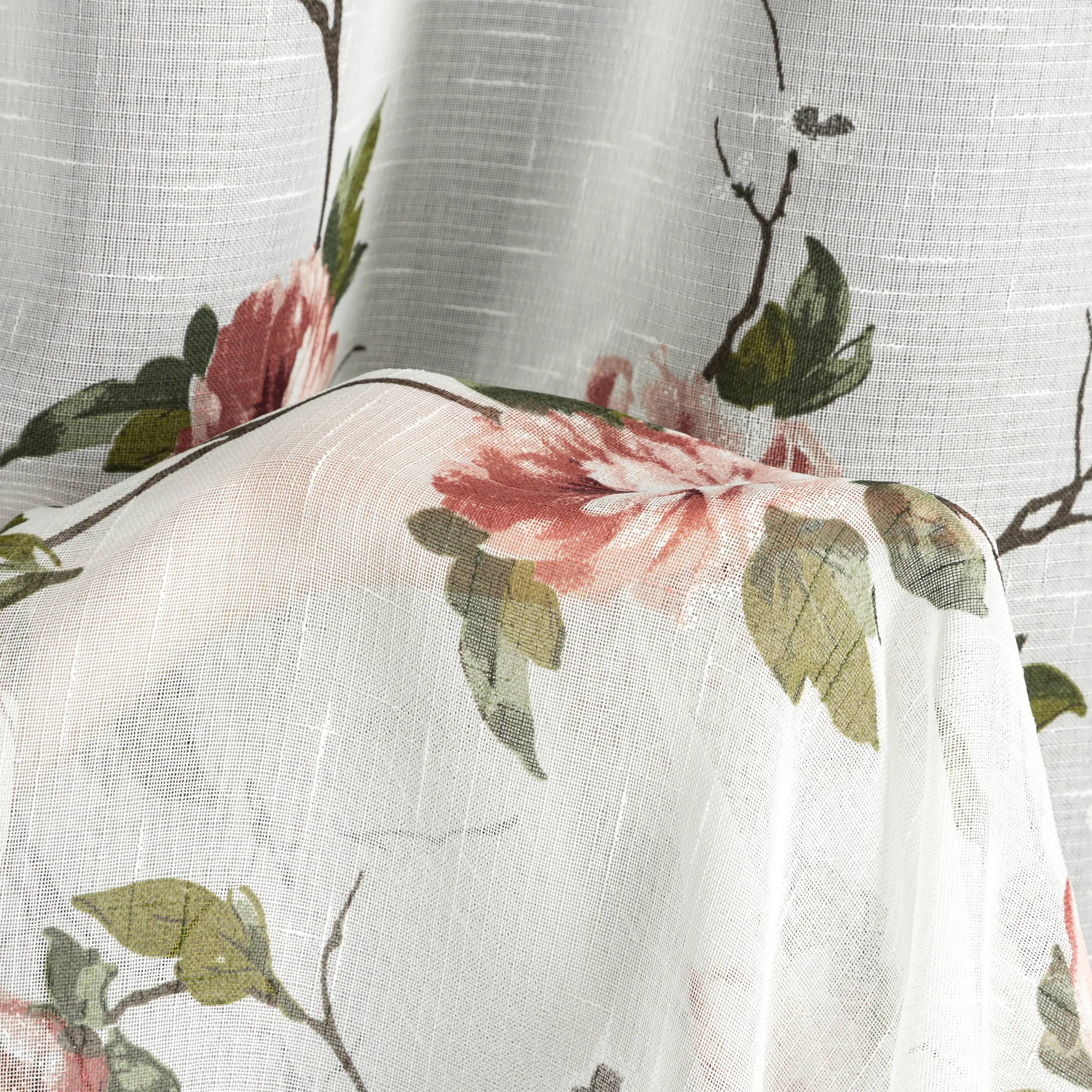 Zasłona biało, różowa z etaminy zdobiona nadrukiem pnących kwiatów 135x250 cm przelotki - RUTH Eurofirany