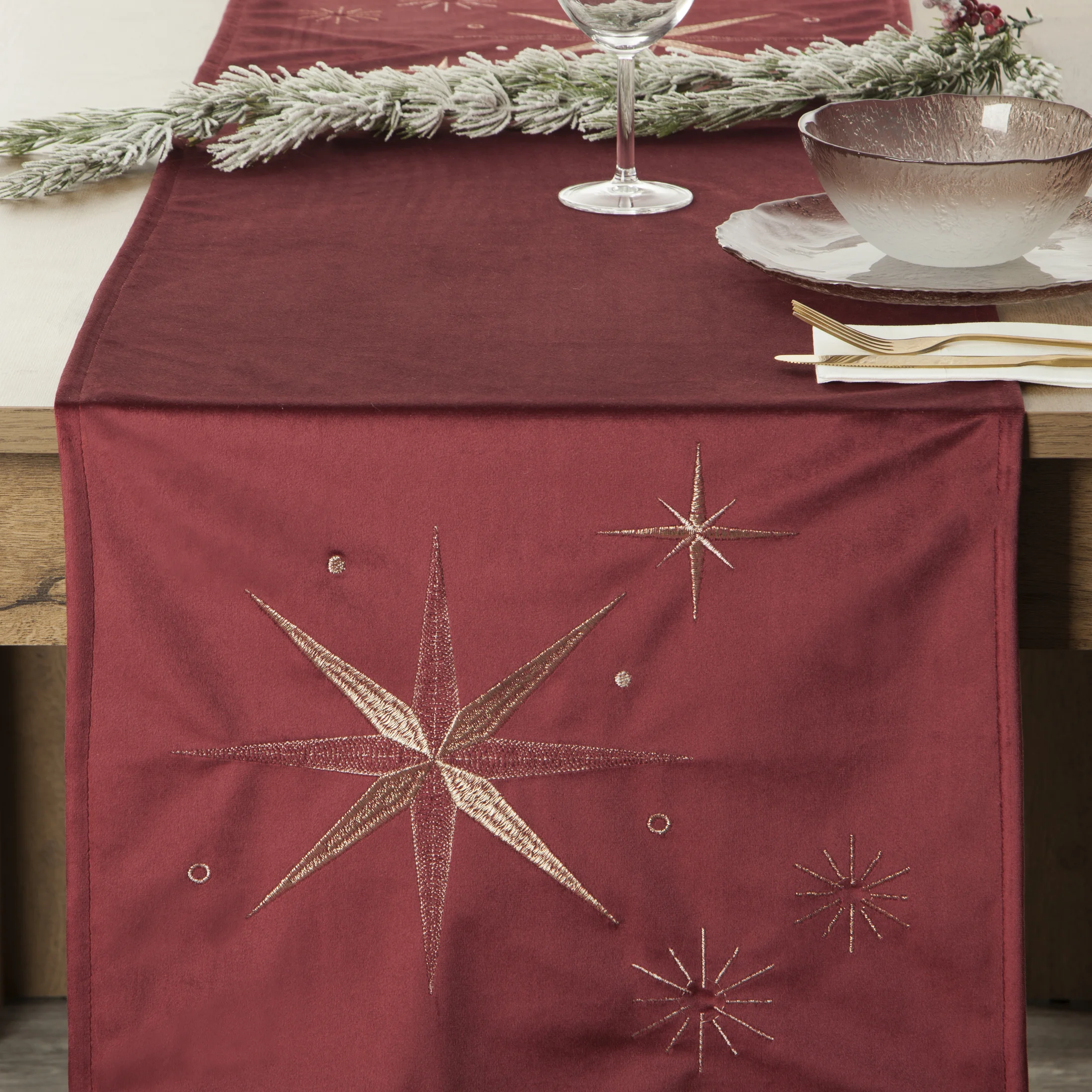Bieżnik świąteczny na stół 40x140 cm bordowy welwetowy zdobiony szampańskimi gwiazdkami Eurofirany