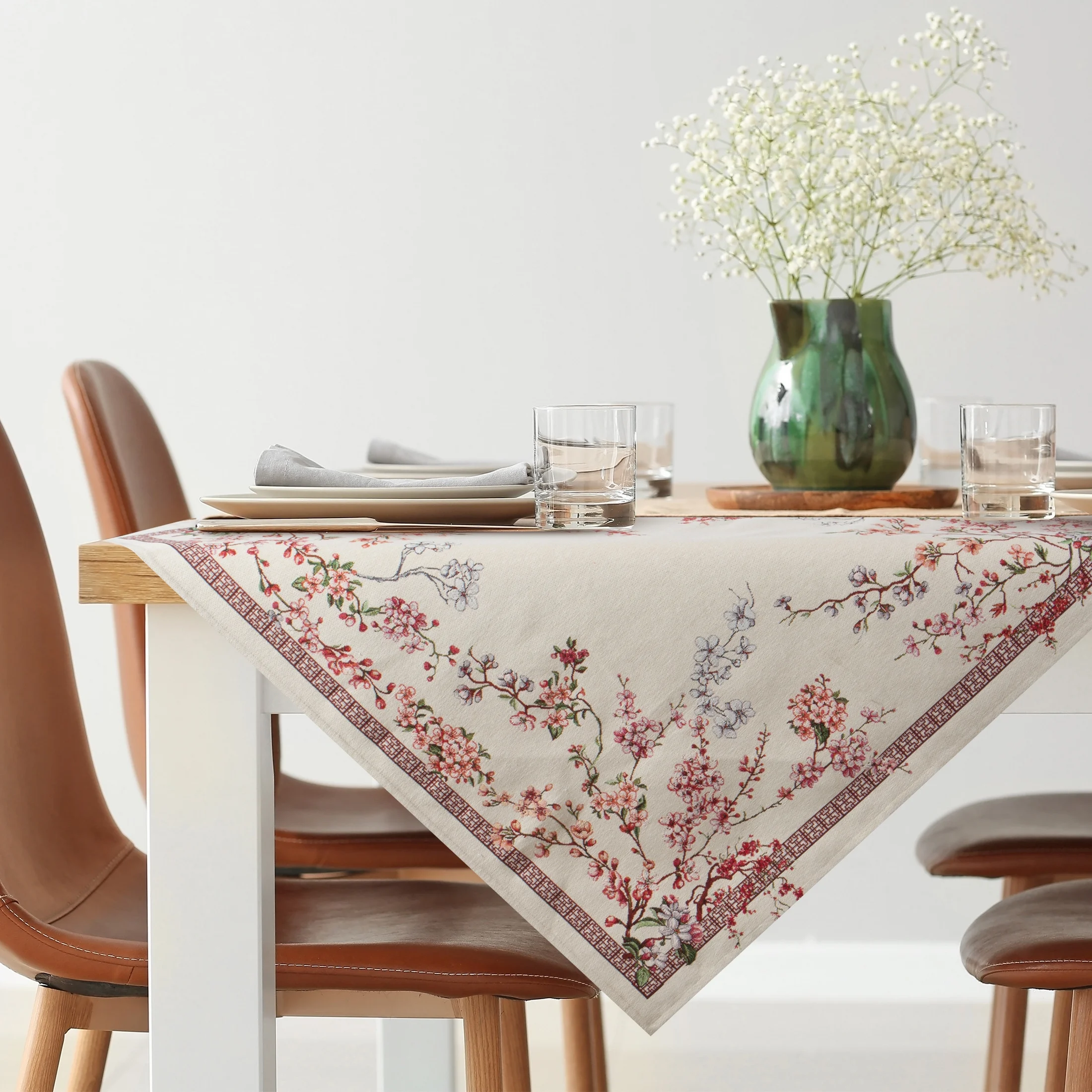 Obrus naturalno, różowy 100x100 cm THAI gobelinowy zdobiony motywem inspirowanym japońskim kwiatem wiśni