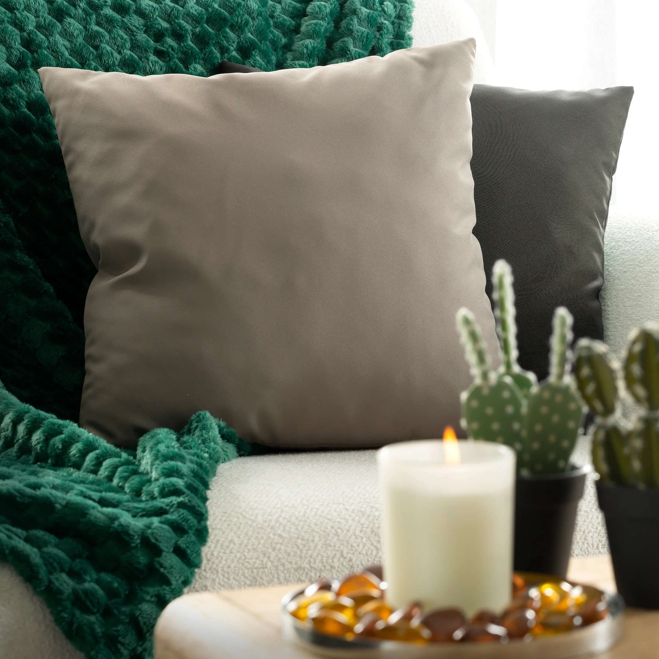 Poszewka na poduszkę 45x45 cm z gładkiej tkaniny wodoodpornej do ogrodu i na taras biała GARDEN Eurofirany