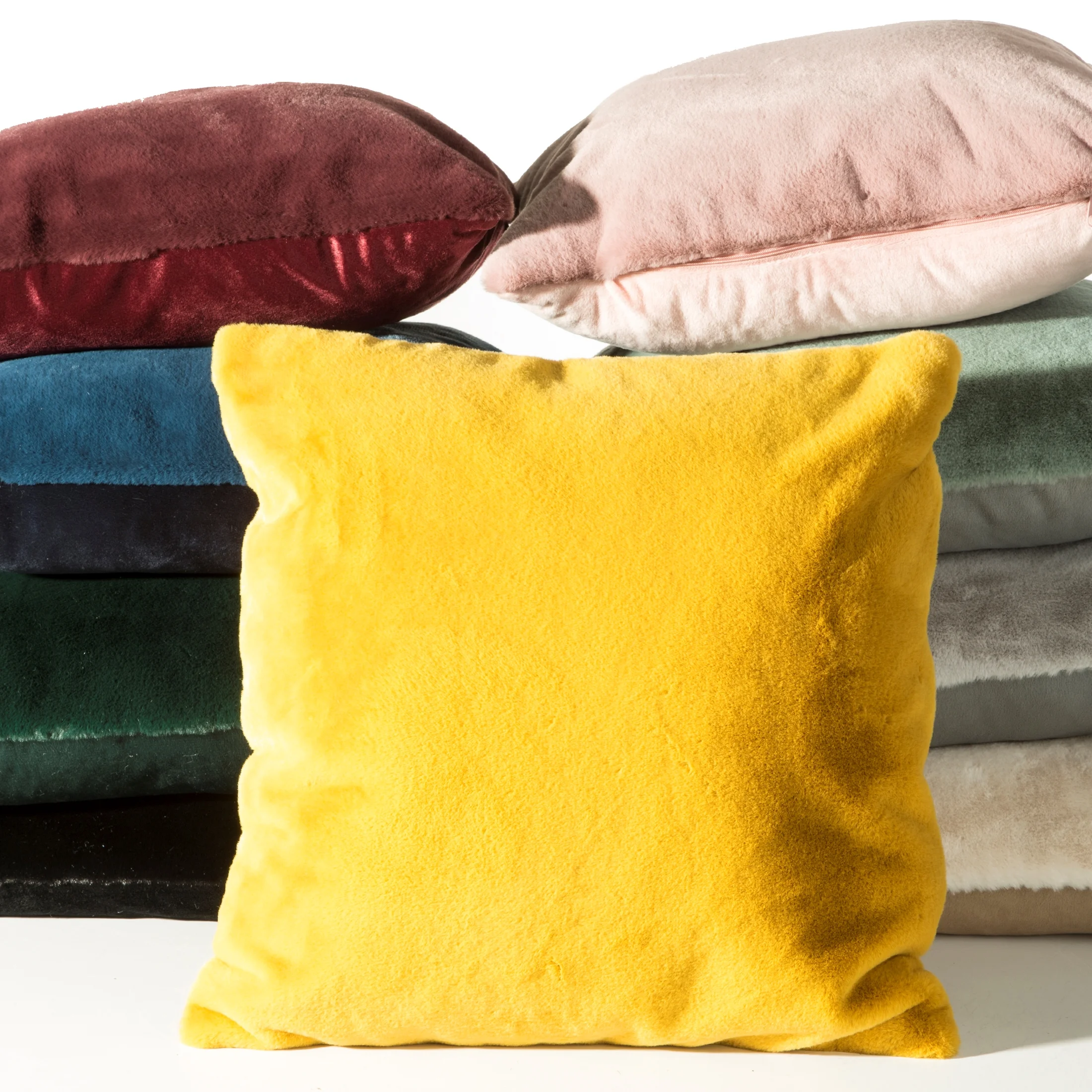 Poszewka na poduszkę 45x45 cm o strukturze futra bordowa EMILO Eurofirany