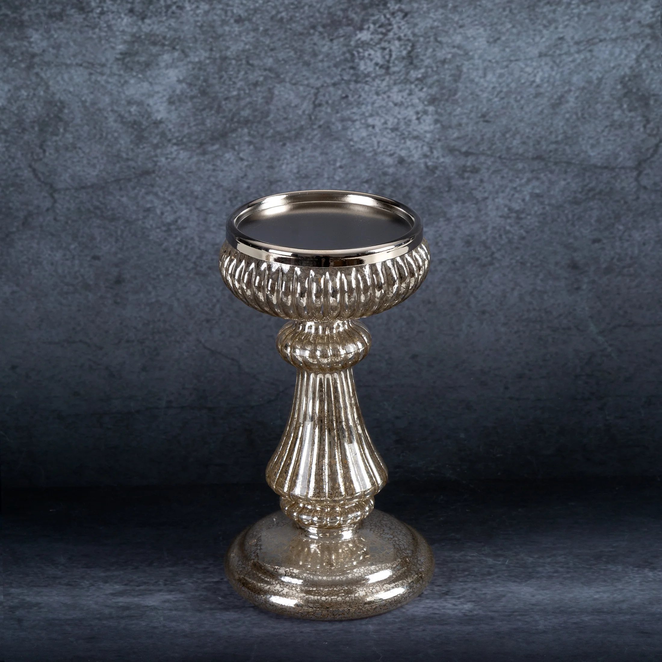 Świecznik dekoracyjny wyposażony w budowane światełka LED Eurofirany