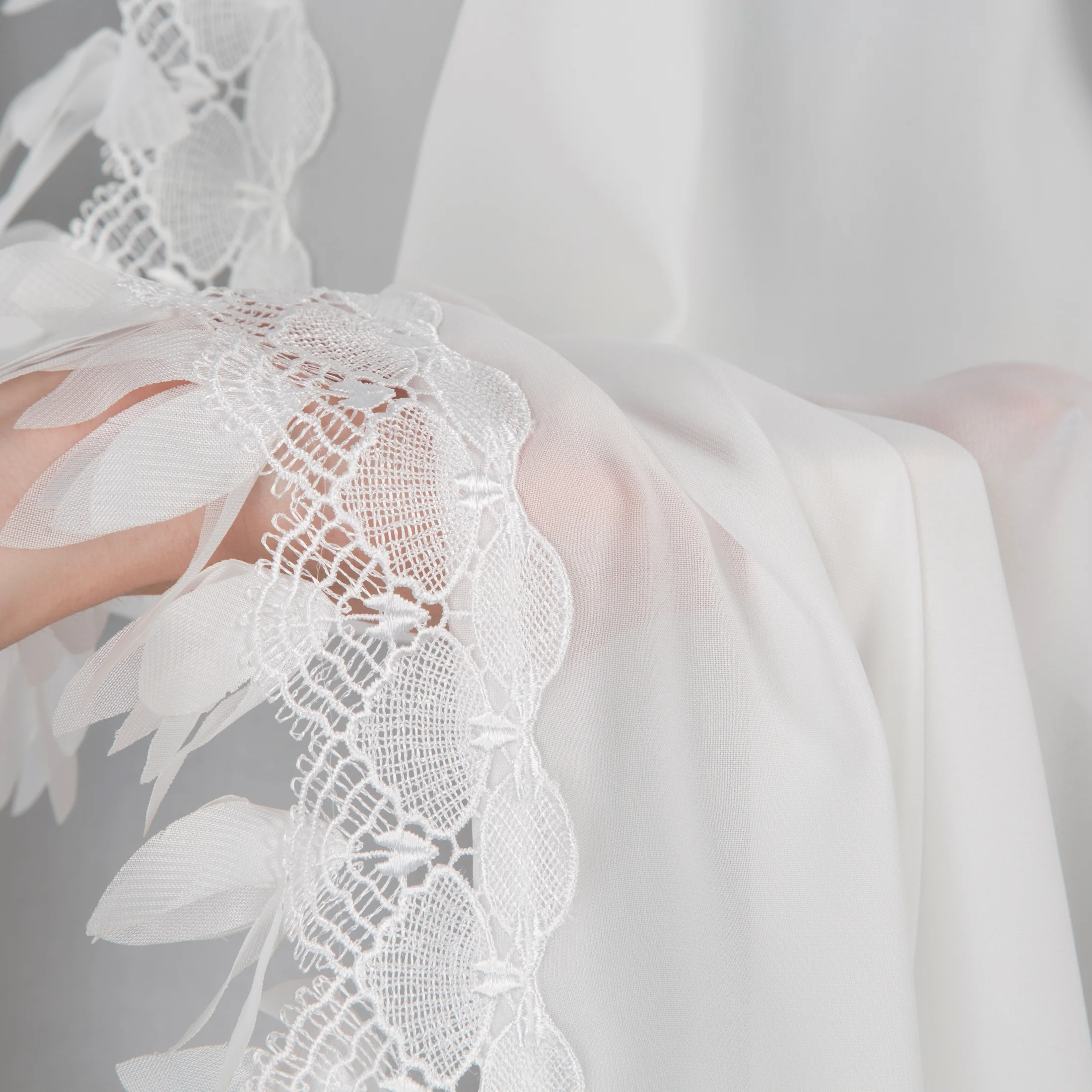 Firana biała z szyfonu zdobiona aplikacją w zestawie troczki 400x160 cm taśma - LORETA Eurofirany