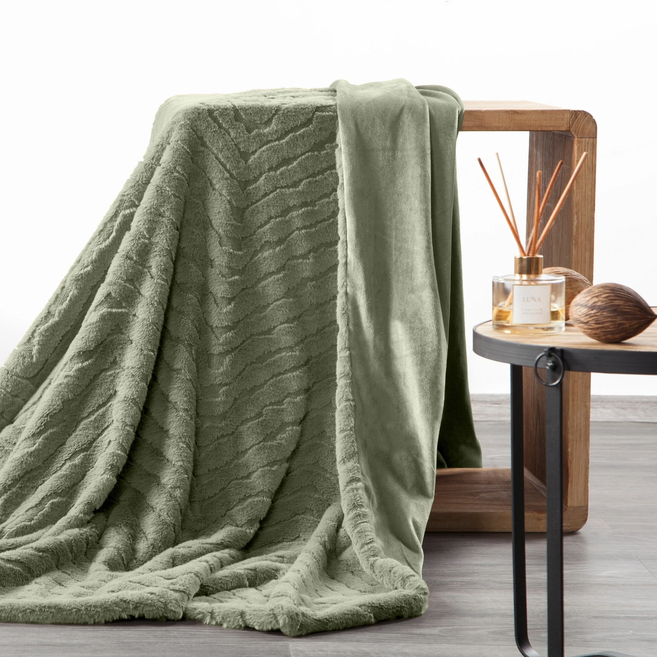 Koc 150x200 cm oliwkowy, z futrzanej tkaniny zdobiona wytłaczanym efektem 3D KATE Eurofirany