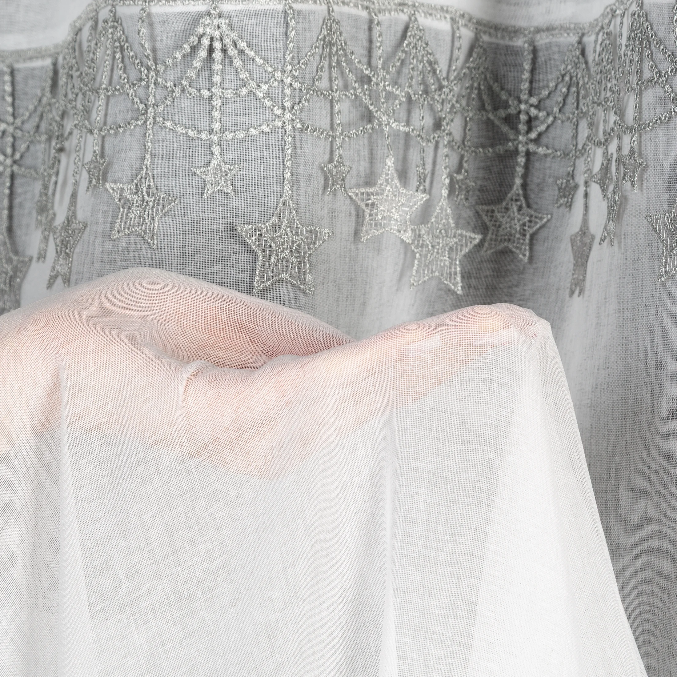 Firana świąteczna biało, srebrna z etaminy zdobiona aplikacją z motywem gwiazdek 140x250 cm przelotki - XMAS Eurofirany