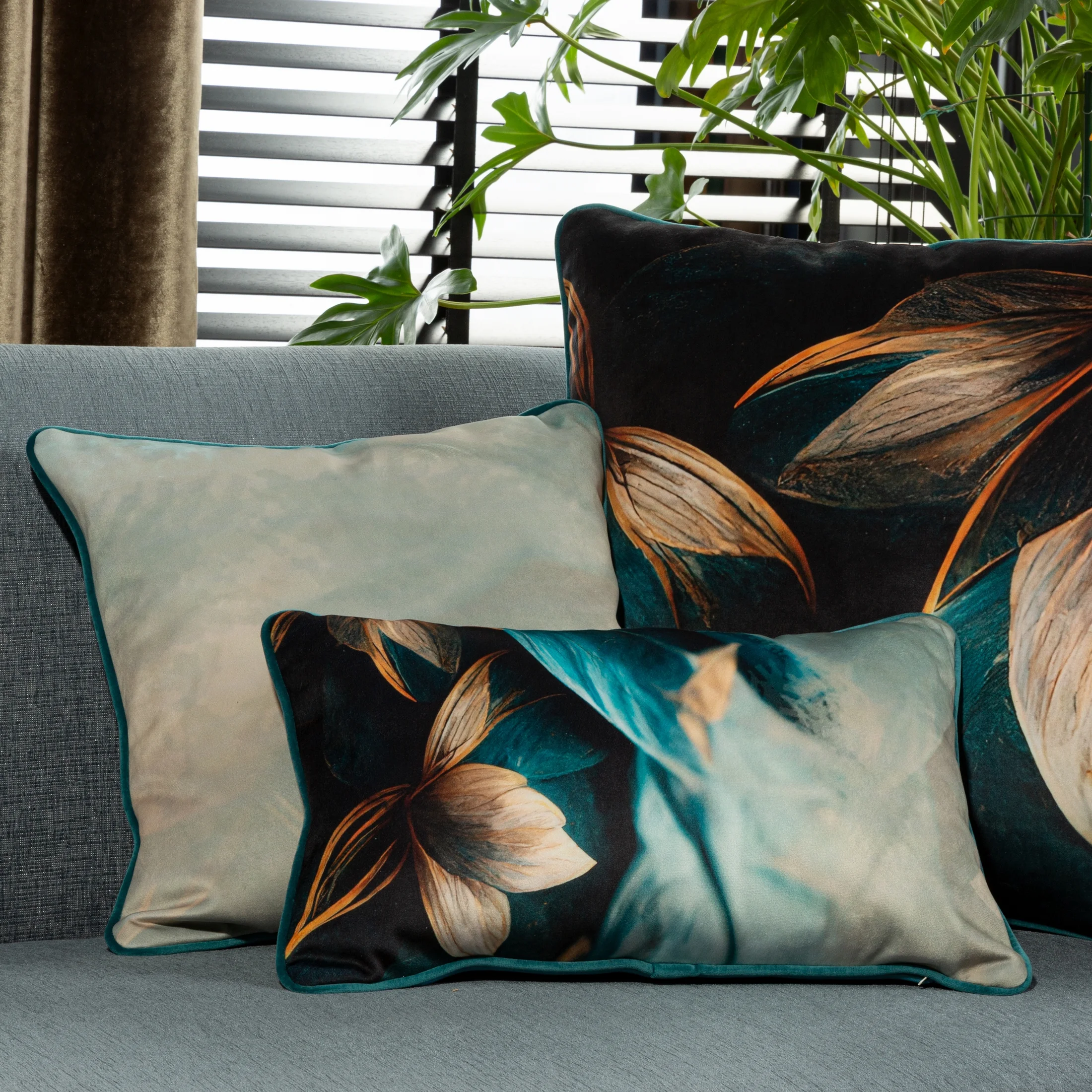 Poszewka na poduszkę 45x45 cm welwetowa z designerskim nadrukiem i wypustką na brzegach miętowo, beżowa MINGE 5 EVA MINGE Eurofirany