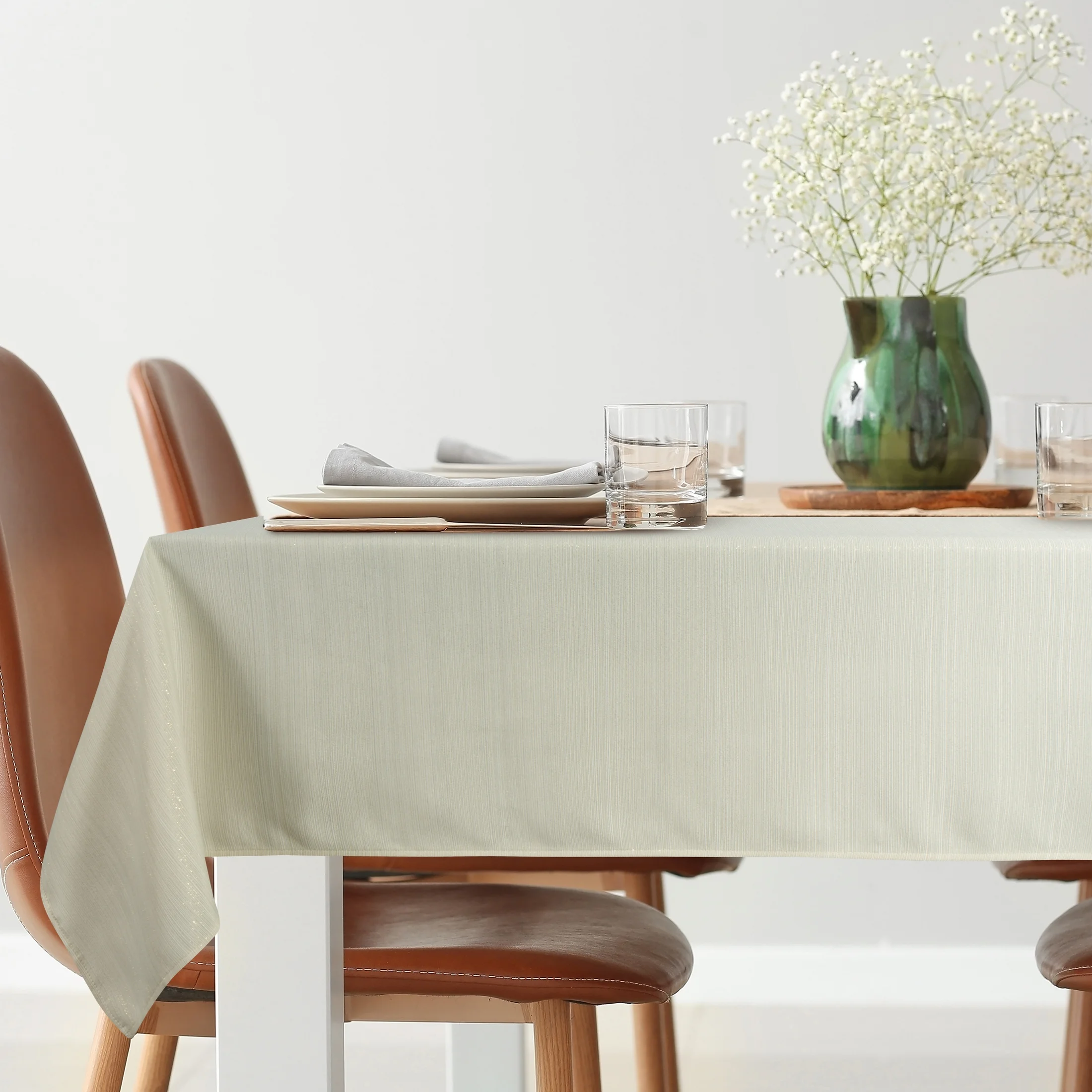 Obrus beżowy 140x220 cm przetykany błyszczącą nicią - GLAMO Eurofirany