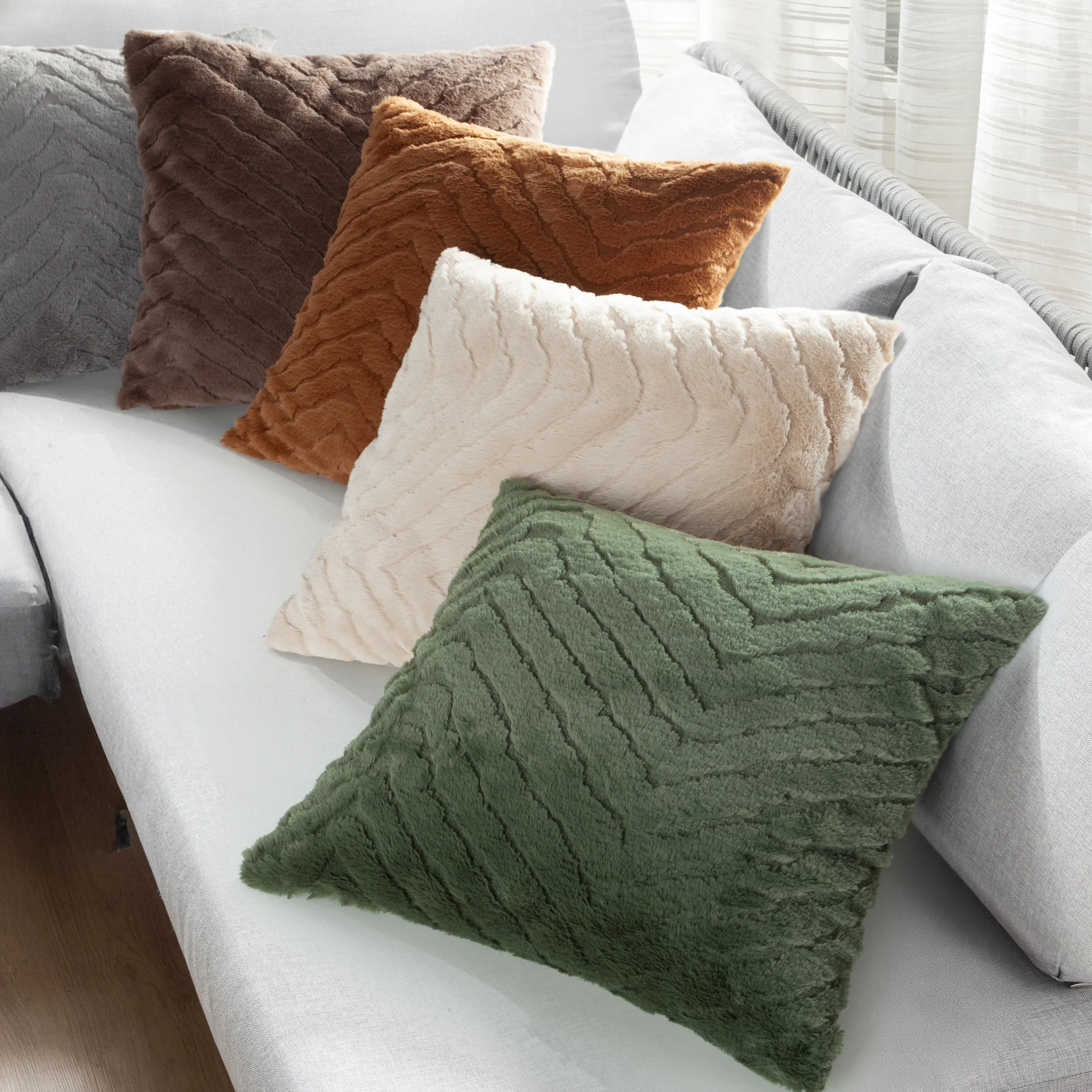 Poszewka na poduszkę 45x45 cm ciemnobeżowa futrzana z wytłaczanym wzorem KATE Eurofirany